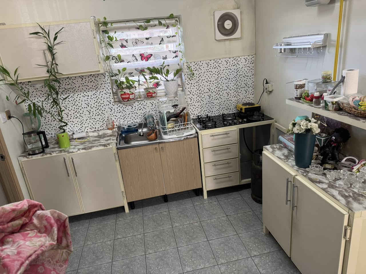 السلام عليكم
تخم ٨ مقاعد نظيف كلش وجديد ممستعمل هواي

ويصير سرير عريض مشتري من ارز لبنان

سعره مليون وبي مجال

وكاونتر واضح بالصوره ماعدا السنك وياه طباخ بلتن تركي نظيف كلش 

السعر ٢٠٠ الف
وتساب ***********
