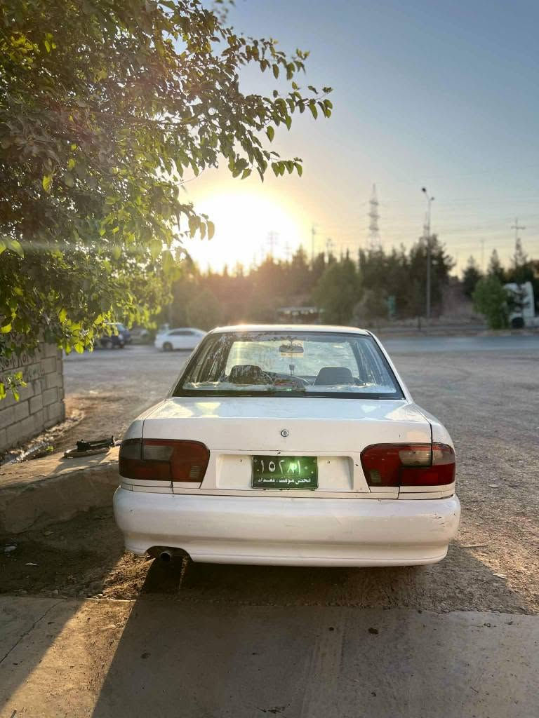 پڕۆتۆن ۲۰۰٤ .. بیلاد ئۆتۆماتیک ..
گێڕ و مەکینە و تەبریدی بەشەرت ..
سەیارەیەکی توند و تۆڵ و بێ عەیب ..
ناوی سەیارە و دەرەوەی سەیارە زۆر جوان و مەزبووتە ..
تەبریدی سارد لەسەر سویچ ئیشەکا بێ عەیبە ..
سەنەوی خۆی لەگەڵە .. 
شوێن تەکیە .. نرخ ۳۰ گەڵا مەجالێکی برایانە ..
*********** بۆ پەیوەندی السليمانية, العراق
