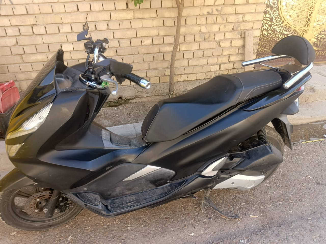 السلام عليكم pcx الجيل الثالث للبيع حساس ازدحام حرف A كهربائيات كلها شغاله كفر مكينه كفاله  عامه برغي ممفتوح اوراق منفيس  السعر 12$ وبيها مجال مكان بغداد الدوره ***********
