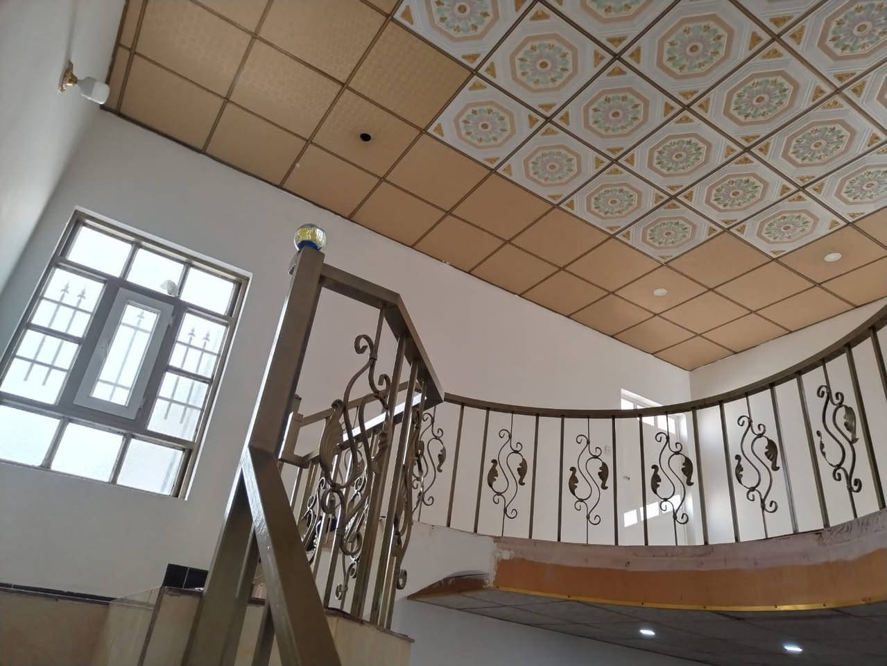 مشتمل للبيع مساحته ١٢٥ متر
طابق واحد فقط غرفه وصاله واستقبال  وحمام ومطبخ كراج بيتونه جبيريه الثانيه قرب جامع أحمد ابن حمبل السعر٦٥للاستفسار الأكثر لاتصالات ع رقم***********
