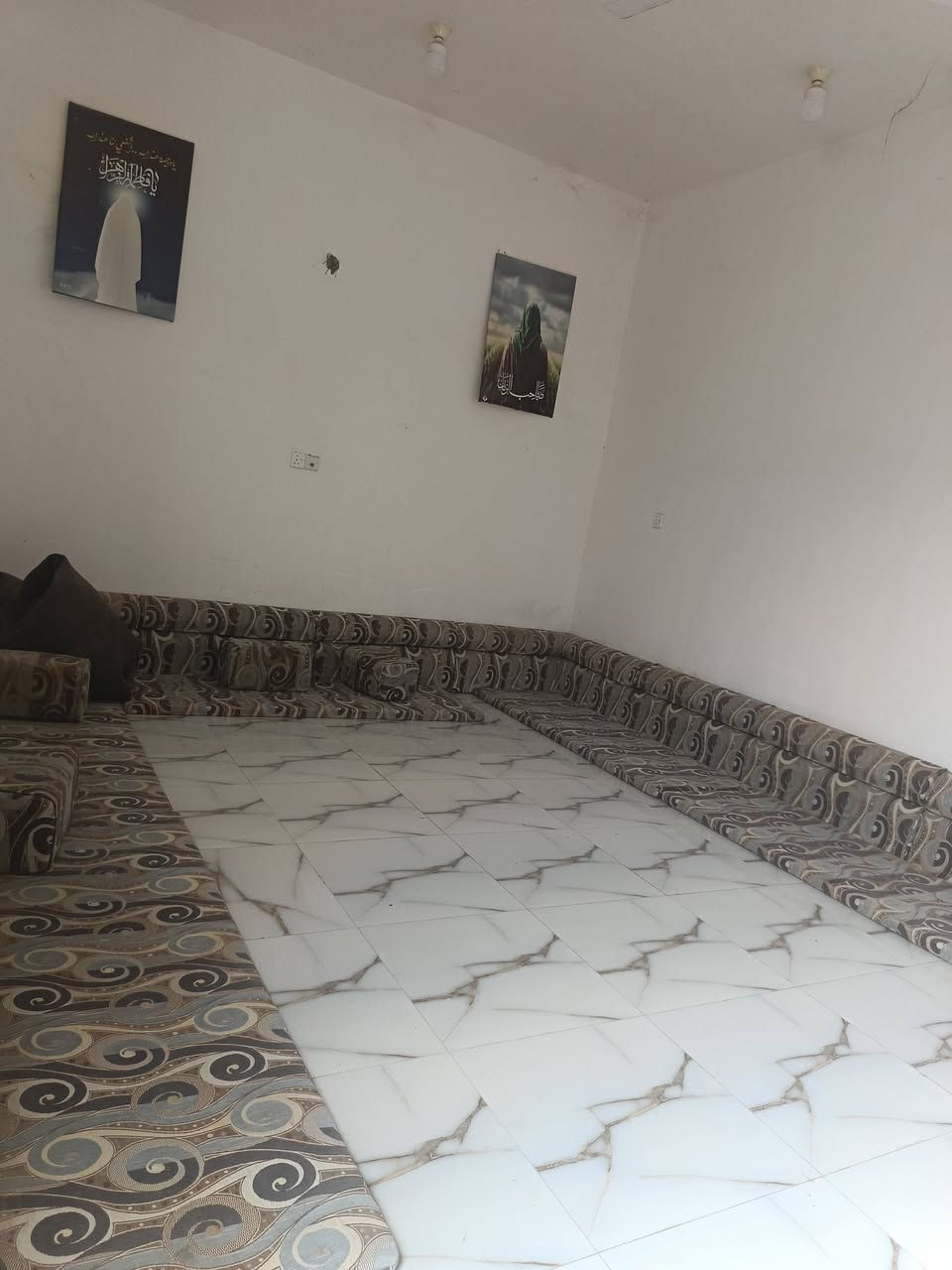 بيت للبيع خلف المستشفى التركي وره الشمامره قرب قصر اباذر اسهم المساحة 180تفاصيل الييت صاله واستقبال وغرفتين وحمام داخلي وخارجي ومطبخ حار وبارد صب كونكريت السعر 70 ***********
