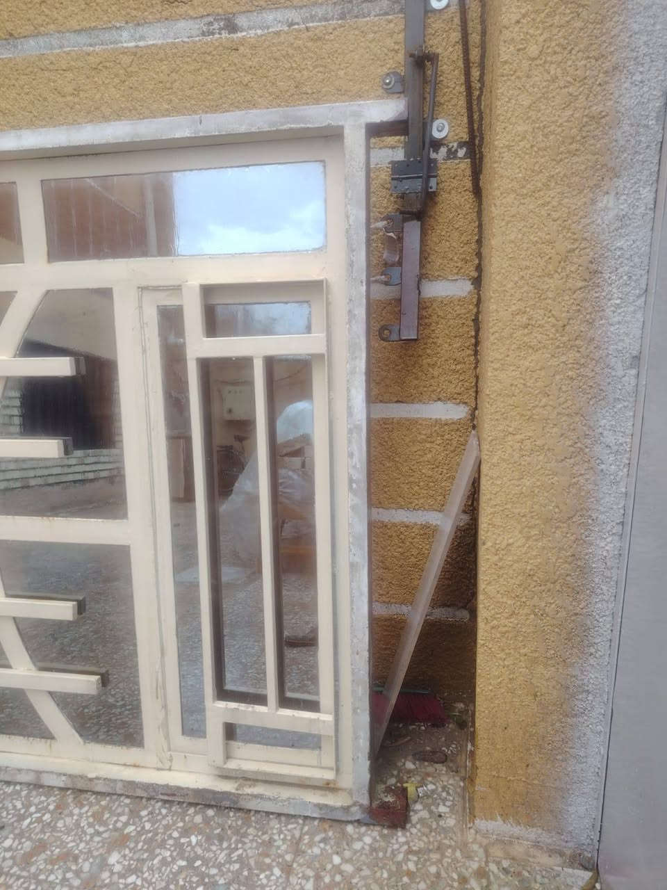 السلام عليكم شباك ثنين ملم حديد ثقيل حيل هو وجام الارتفاع 145والعرض ثلاث وربع التواصل هاذه الرقم  ***********
