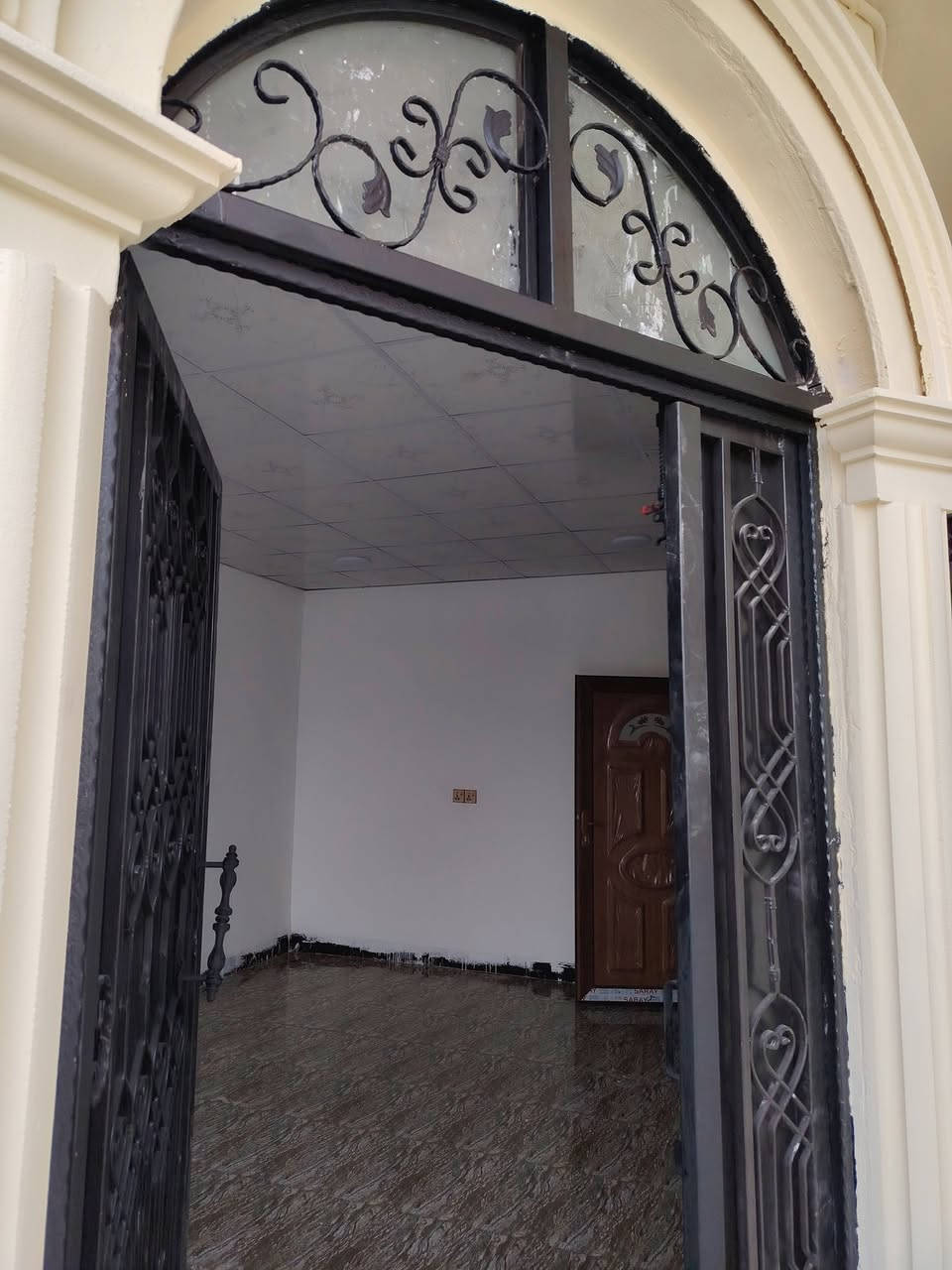 بيت للبيع  طابو صرف مساحه 100 متر بحي العسكري مقاطعه 56 قرب السايدين بيت حلو مرتب يبعد عن جامع الهجرة النبويه 50 متر وعن شارع عشرين ثالث كدامه حديقه وفرع مفتوح ومجمع مدارس موقعه مميز يحتوي للاستفسار ***********
