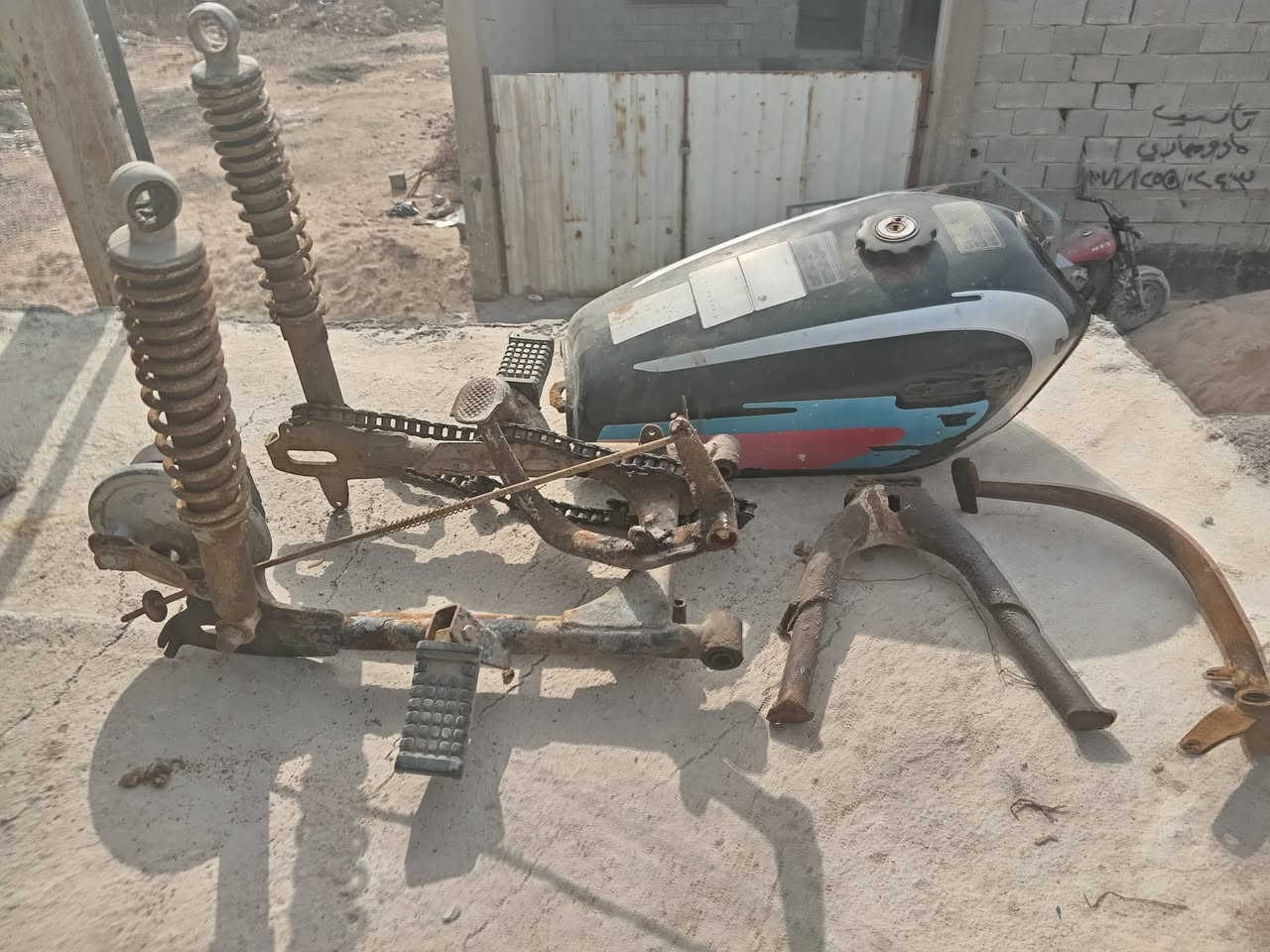 هاي القراض للبيع كلشي مابيهن كزوز جديد ولمكينه شقاله بس بيه صوت ماعرف شنو صوت كومت حديد قيم  وخذهن بل عافيه عليكم هاذ رقم راعيهن***********
