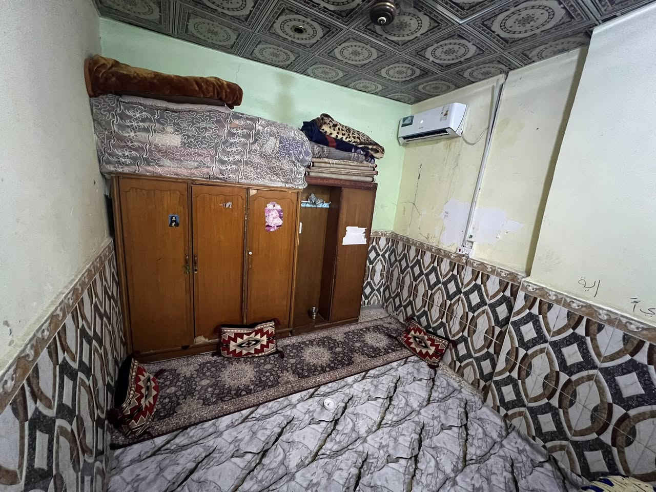 السلام عليكم بيت للبيع المشراق القديم خلف جامع الغنامه 
المساحه 150 وبصفه قطعه الواجهه 3 مترات
يحتوي عله استقبال وصاله كبيره وثلاث غرف نوم وصحيات 
السعر 50 وبي مجال للاستفسار الاتصال ***********
