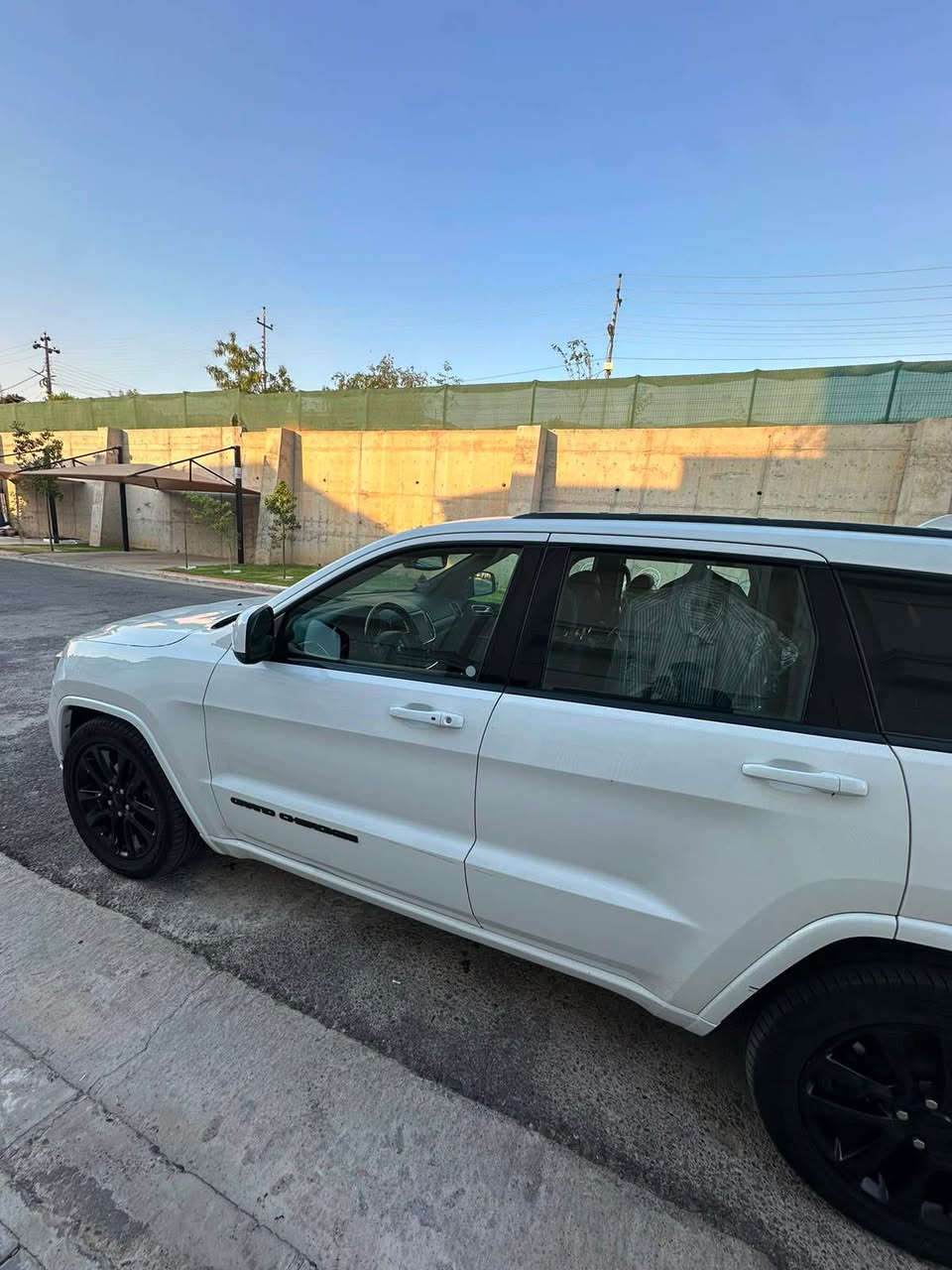 جيب غراند شيروكي (JEEP GRAND CHEROKEE)
 الفئة: بلاك توب (BLACKTOP)
 الموديل: 2020
 اللون: أبيض
المواصفات الفنية
 المحرك: 3.6L V6
 ناقل الحركة: أوتوماتيك
 نظام الدفع: دفع رباعي 4x4
 الممشى (المسافة المقطوعة): 88,000 مايل
 حالة الحادث: حرق بسيط بالدشبول
 قشر السيارة (سند الملكية): CLEAN TITLE
المميزات والمواصفات الداخلية
 تشغيل بصمة
 مثبت سرعة
 نظام صوتي فاخر
 مقاعد جلد
 فتحة السقف: لا يوجد
 حساسات أمامية وخلفية
 كاميرا خلفية
 شاشة لمس
السعر 265 وبيها مجال مكان تكريت او بغداد

***********
*********** تكريت, صلاح الدين

