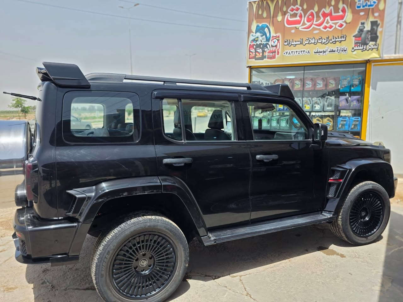 🚙 للبيع – GWM TANK 300
موديل 2023

ماشيه ٥٤ الف 
لون أسود ملكي مع إضافات كت شكل جي كلاس تعطي حضور قوي جداً على الشارع.

⸻

🔹 المواصفات العامة :

•موديل 2024

• محرك 2.0 لتر Turbo

• 4 سلندر تيربو قوي اقتصادي بنفس الوقت

• ناقل حركة أوتوماتيك 8 سرعات (ZF)

• نظام دفع رباعي حقيقي 4WD

• Low Range

• قفل دفرنس خلفي

• نظام اختيار وضعيات القيادة

( رمل – طين – صخري – ثلج – عادي )

• نظام نزول منحدرات

• تعليق مريح وثابت

• ارتفاع ممتاز عن الأرض

⸻

🔹 المواصفات الخارجية:

• لون أسود لامع مميز

• جناح خلفي سبورت

• سبويلر أمامي معدل

• غطاء سبير خلفي سبورت

• جنوط رياضية مميزة

• رفارف عريضة سبورت

• إضاءة LED أمامية وخلفية

• حساسات أمامية وخلفية

• كاميرا 360 درجة

• مرايا كهربائية قابلة للطي

• مظهر Boxy عضلي يخليها لافتة بأي مكان

⸻

🔹 المواصفات الداخلية :

• شاشة وسطية كبيرة حديثة

• شاشة عدادات ديجيتال كاملة

• تشغيل بصمة + دخول ذكي

• مقاعد جلد فخم

• تحكم كهربائي بالمقاعد
• مثبت سرعة

• تكييف ممتاز

• مقود متعدد الوظائف

• نظام صوتي ممتاز

• Apple CarPlay + Bluetooth + USB

• أنظمة أمان كاملة (ABS – ESP – Airbags – تحذير اصطدام – تحذير مسار)

• شكل قريب جداً من G-Class

• سيارة شبابية فخمة بنفس الوقت

• مناسبة للمدينة والسفر والبر

⸻

💰 السعر المطلوب : 40 مليون دينار عراقي

للتواصل و الاستفسار :
***********
