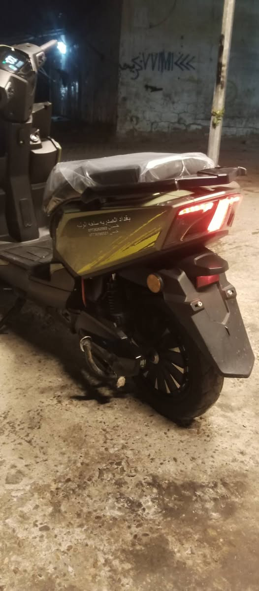 السلام عليكم للبيع دراجه شحن سكنس شركت حسن وحسين دراجه نضيفه وجاهزه بطاريات جدد دراجه كل نقص ما بيها مواصفات لايت زنون عالي ناصي هورن اشاير يمنه يسره نضام البارك والRرجوع للخلف 3سرع سرعتها 70 حقيقي 6بطاريات مكاني بغداد جديده سعر 580 وبيها مجال ***********
