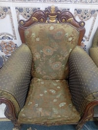 ٤ كراسي • ٢ كنبات • ميز وطبلات