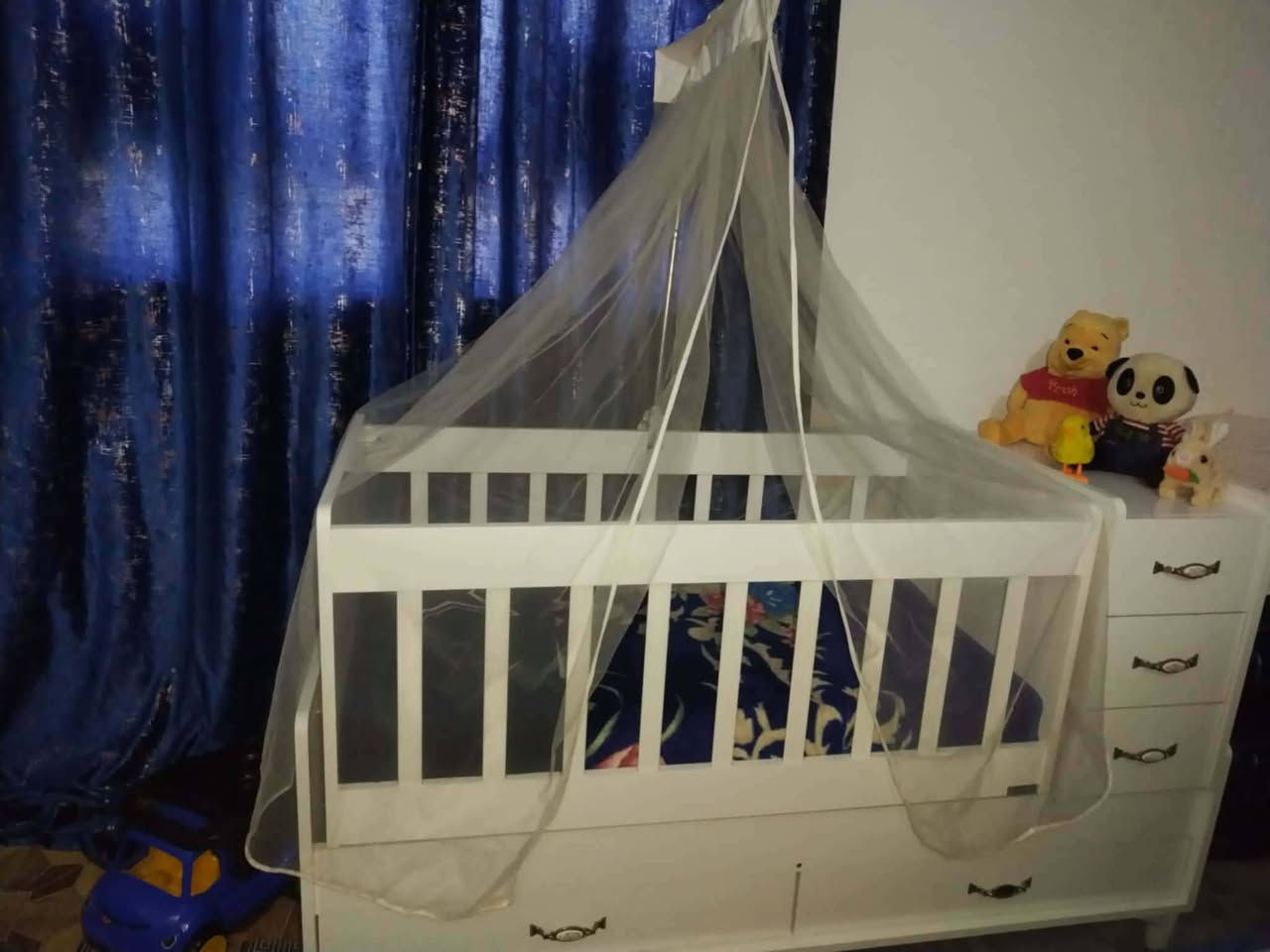 مرحبا متاح غرفه اخشاب كامله ماعايزه شي مابيها كسور مع كاروك
ويه دوشگ 
الطول متره ونص 
وبعد جديد امانة الله 
ويتحمل طفل عمر 3سنوات 
 ***********
