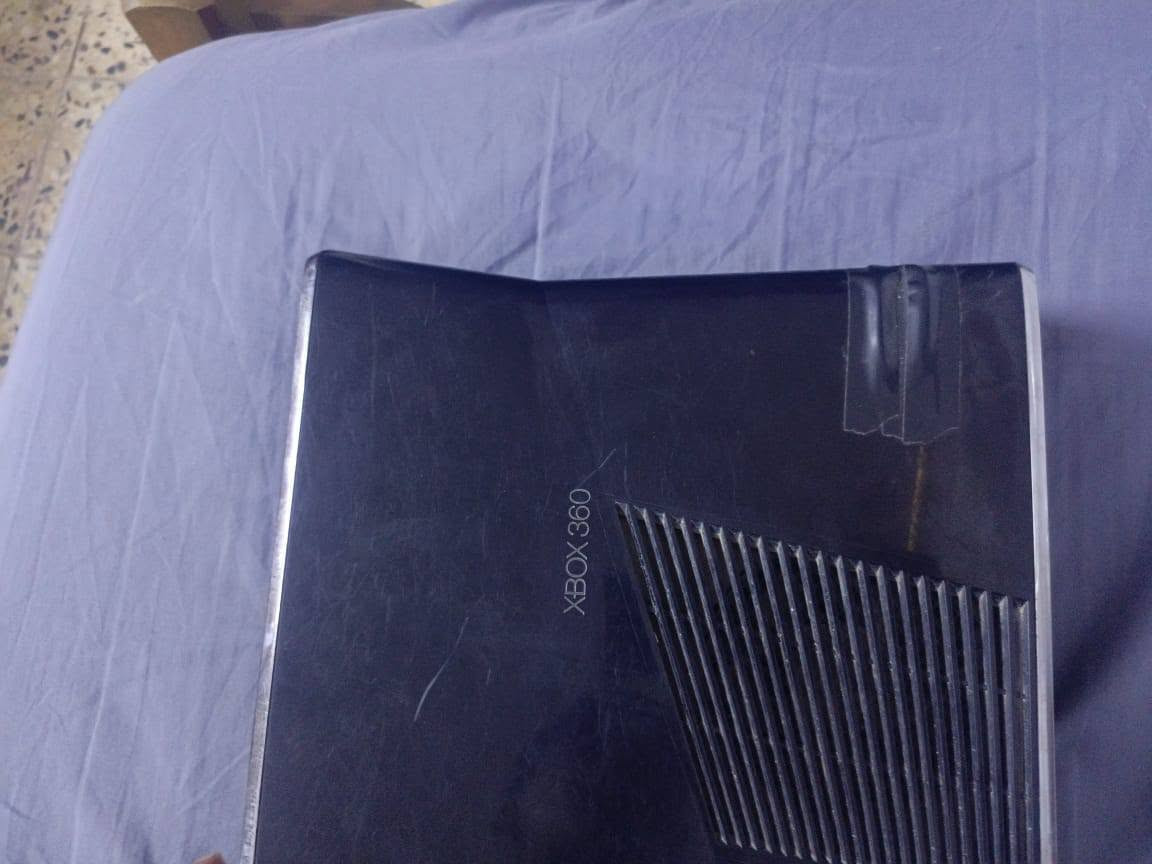 السلام عليكم..
جهاز XBOX360سلم الى بيع
كامل ملحقات يدات عدد2
هارد256غيغا بس بي شوي فطر بل كفر 
السعر 100قفل المكان بغداد الجديده 
الى تواصل رقم ***********

