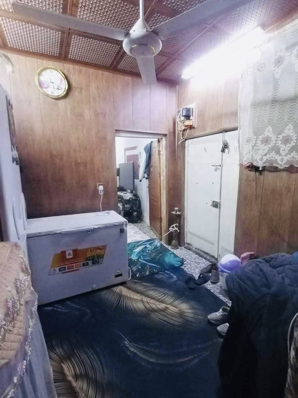 للبيع بيت 50 متر طابقين ركن مربع يحتوي على الطابق الأول استقبال وصاله ومطبخ وتخاريج والطابق الثاني غرفه وصاله كبيره حي ميسان شارع عودة السعر 65 وبي مجال للاستفسار اتصل ***********
