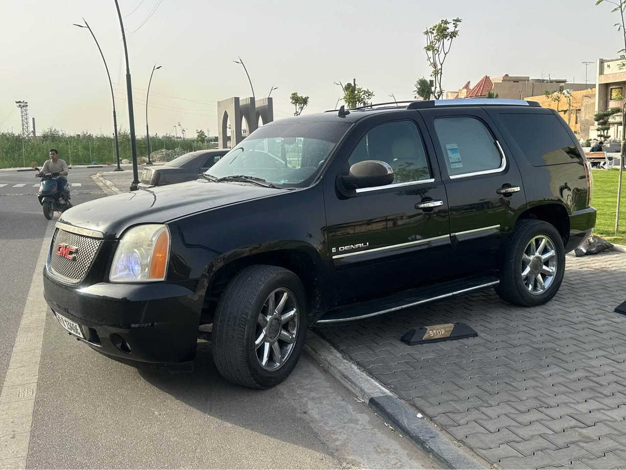 سلام عليكم 
GMS دنلي 
فول مواصفات ملكي
مكينه (V8) 6200 ✈️
وارد كندي كفاله من الضربه 
بيه صبغ ارباع البيبان فقط 
بل قماره جراد قليل 
رقم بصره (بسمي) تحويل مباشر 
مكانه البصره دور النفط 
السعر 180 وبيه مجال 
رقم: *********** الزبير, البصرة
