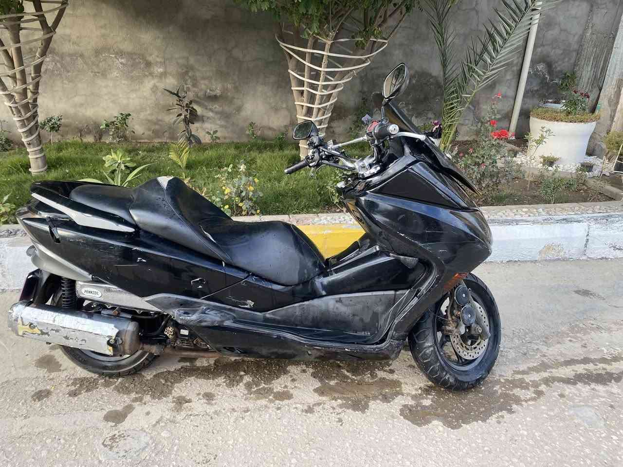 السلام عليكم دراجه فورزه 10/0 للبيع مكينه وكير مكفولات بيه شويه جلخات بالكفر والبك لايت بي كسر مثل ماموضح بالصور للاستفسار ***********
