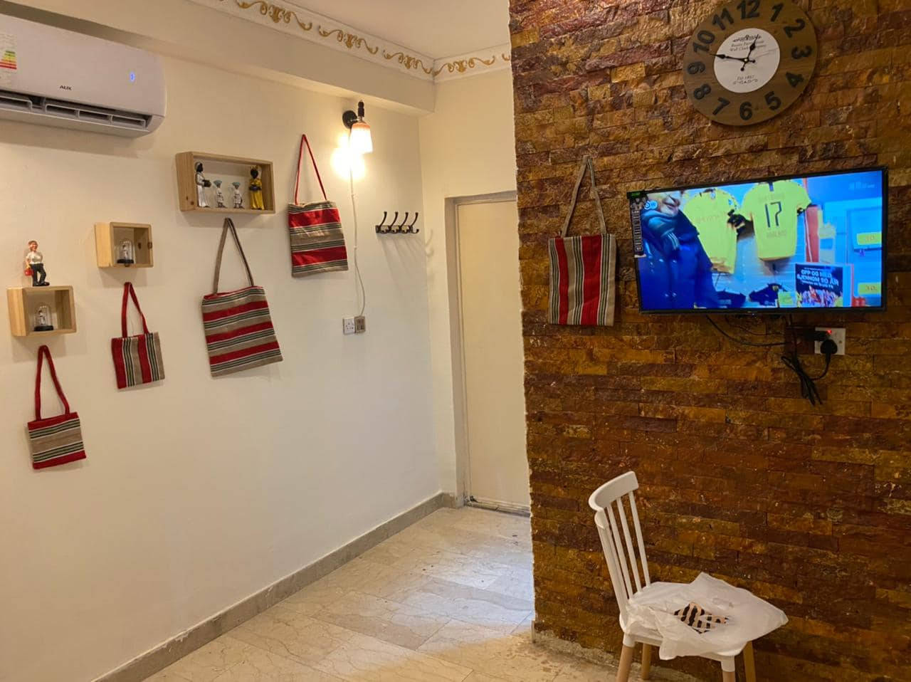 سلام عليكم تتوفر شقة للايجار مؤثثة كرادة داخل للايجار مؤثثة جاهزة غرفة و صالة و خدمات تصلح سكن او مكتب تجاري  او طلاب كرادة داخل مجاور مطعم فيتامين فرع مقهى الرواد اذا تفيدك اتصل اني ابو الملك للاتصال مع المالك مباشر ***********/*********** سيد علي الحسيني
