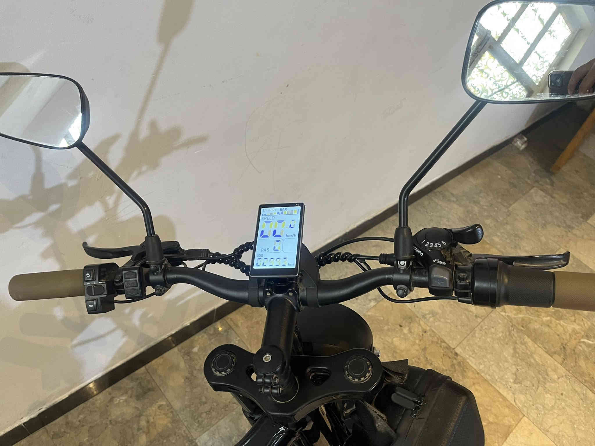 دراجة من شركة kugoo دراجة شحن وبنفس الوقت بايسكل الدراجة 3 سرع سرعتها 60 حقيقي تتحمل وزن 150 نوع البطارية ليثيوم ايون دبلات امامي خلفي حجم التاير كبير 48 فولت 24 امبير بريكات دسك هايدروليك تحتوي على عقرب من نوع شيمانو 6 سرع السعر مليون
