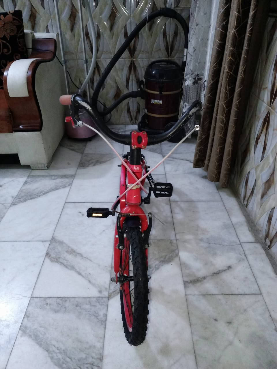 السلام عليكم 
بايسكل اطفال امريكي للبيع كسر حاوية سعر 70 الف مواصفات البايسكل:-
1- لون احمر ♥️.
2- شركة شوفرليت 🛻 + حجم البايسكل 16.
3- نوع المعدن المنيوم.
4- بريك امامي+ خلفي شغال 💯.
5- زوج تايرات + بايدرات جدد ، 🛑 ملاحضة الكشن موجود.
    🛑 مكاني 📍 بغداد الشعب شارع الصحة قرب سوق صبح 🛑 يتوفر خدمة توصيل بغداد فقط 🛑، رقمي للستفسار 🫴🏻 ***********
