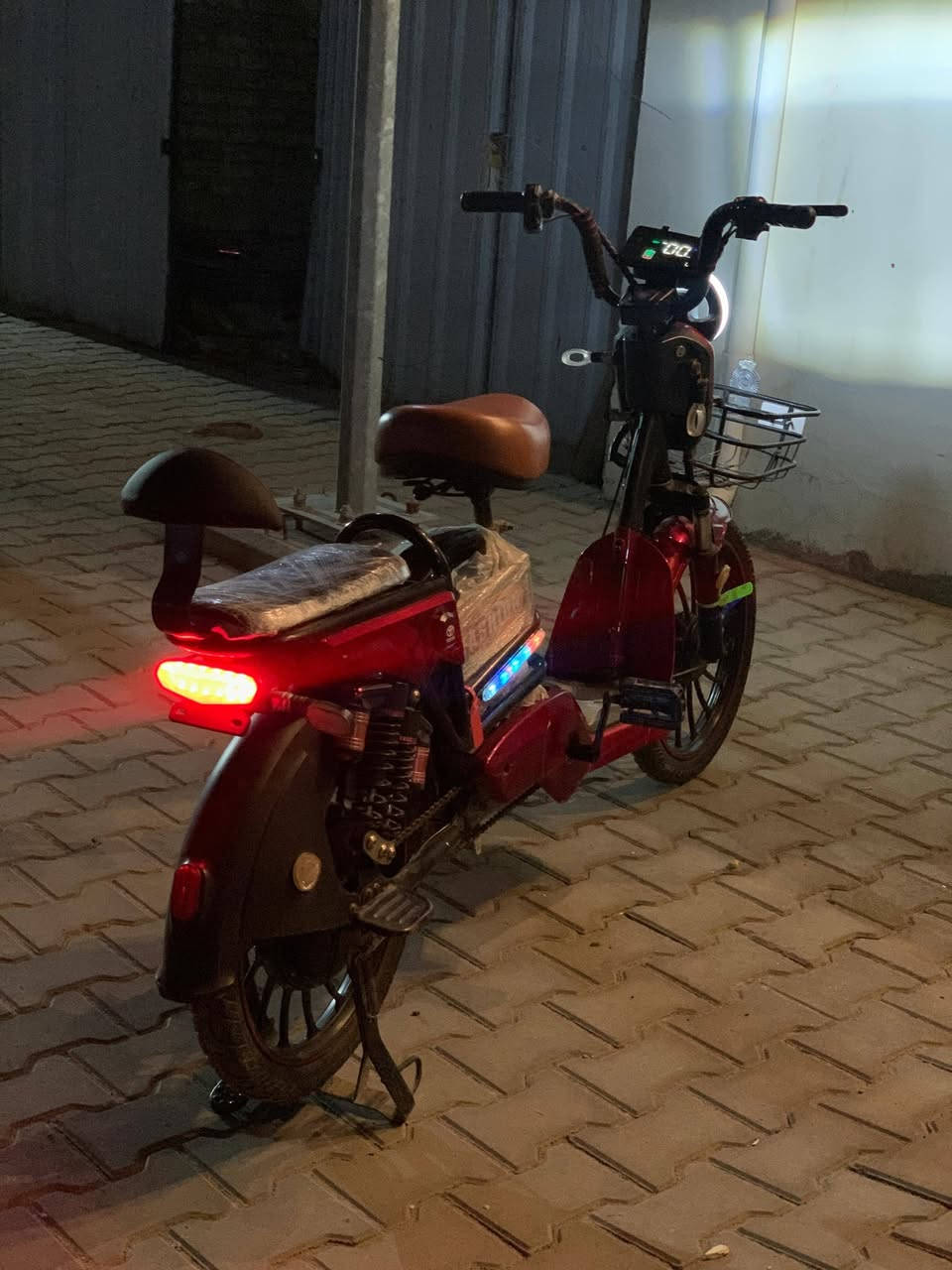 🔥 للبيع دراجة كهربائية شحن 🔥
🚲 النوع: ريان حجم 20

🎨 اللون: أحمر 

🔋 بطاريات نظيفات وجدد تطول عدك 

💡 لايت عالي وناصي اشاير كله شغال 

🧺 سلة أمامية

👌 شغال بلوتوث 

✅ نظام 4 سرع بسرعه 99 

📍 الدراجة نظيفة وجاهزة للاستخدام متحتاج شيء 

📍مكاني نجف شارع كميل ابن زياد 

💰 السعر: (300 وبيه مجال)

📞 للتواصل: ( *********** )
