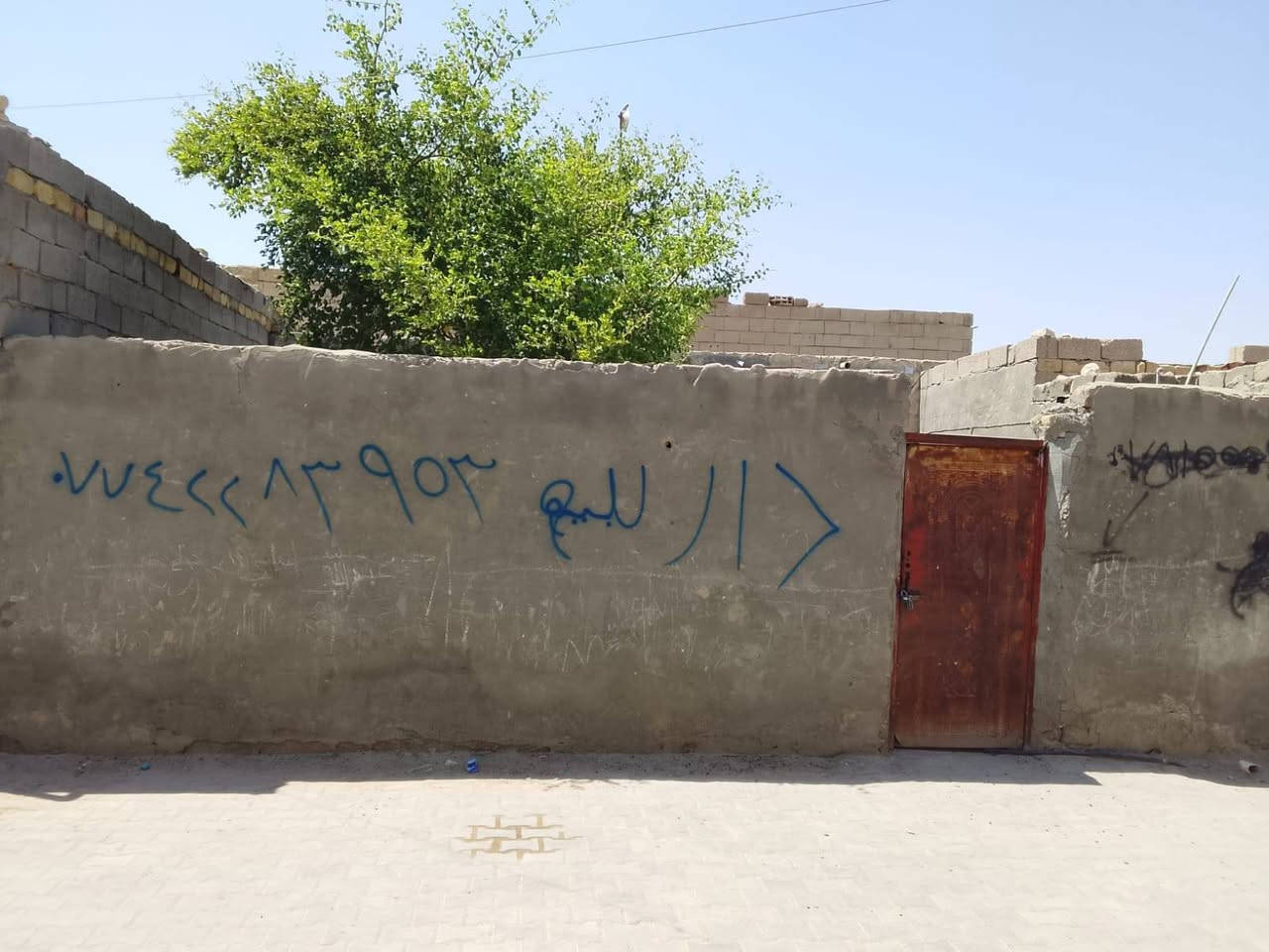 اني مكلف بالنشر 
بيت للبيع 100 م  زراعي سند 25 
((غرفتين ومطبخ وحمام وتواليت ))
والبراني بس اساس ومدفون فقط 
سماوة . قريه سيد جبار 
ماءو مجاري وكهرباء و مقرنص 
استفسار على الارقام 
***********
***********
(  السعر   10 مليون وبيه مجال بسيط)
اني مكلف بالنشر الخاص مغلق
