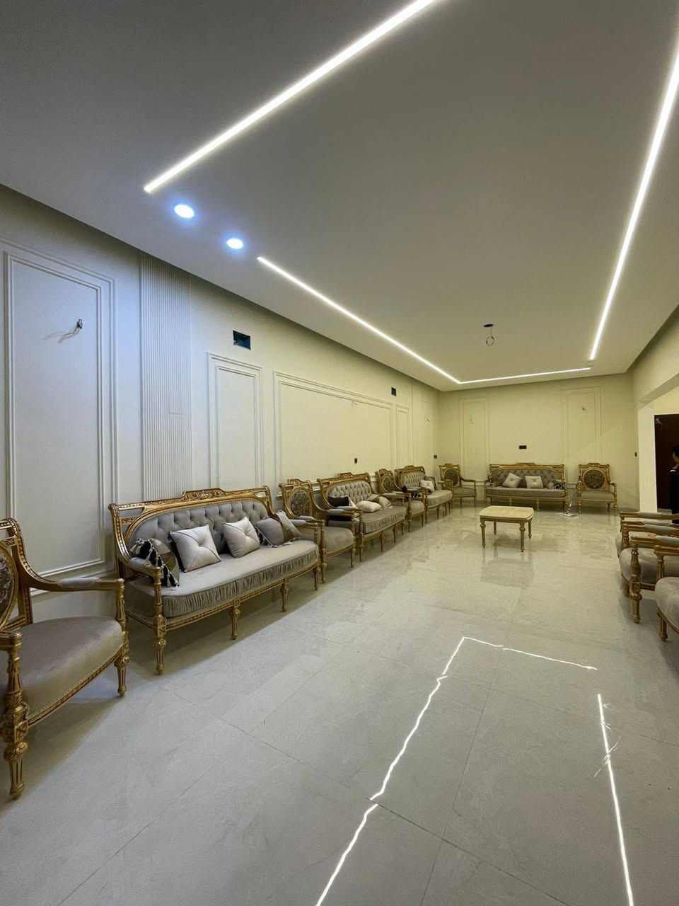 الحمد لله دائما وابدا
آخر أعمالنا ان شاء الله ينال اعجابكم
سيد حيدر للديكورات ***********
ابو البيت من يقتنع بشغلك
يخليك تكعد على القنفات 😂 😂 😂
