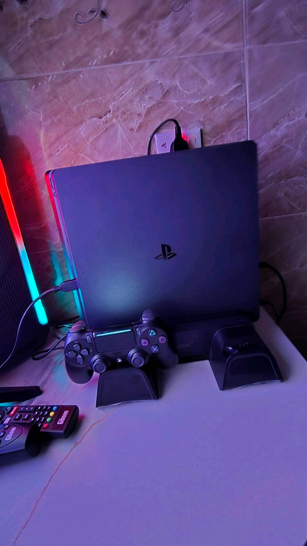 سلام عليكم...  سيت اب متكون من 
1. PS4 peace+ يده الاصليه + كارتون  
2. دركسون V9 الفئه الجديده 
3. شـاشه نوع  Gibson حجم 43 
فول دقـة HD 
4. ميـز Kemenk 
مناسب للبثوث
5. اقراص  PS4 عدد 3 
السعر اخوان الي يشوفه غالي خلي يعبره فدوه لان كلش تعبان عليه 