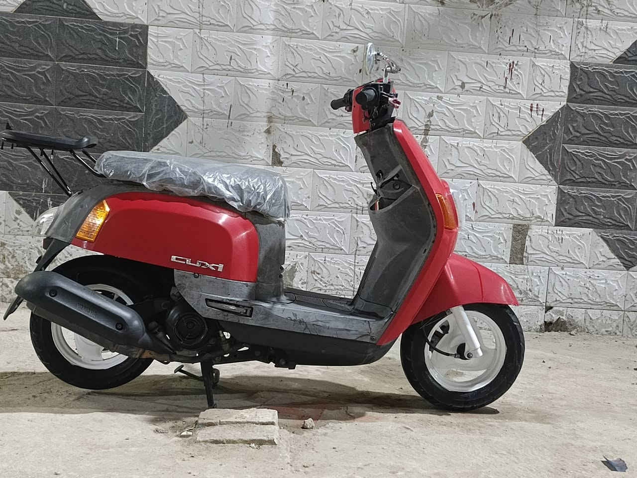 سلام عليكم بوليس للبيع
دراجه مكفوله صارلهة شهرين طالعه من الوكيل 
السعر 800 بيه مجال حك الجيه 
***********
