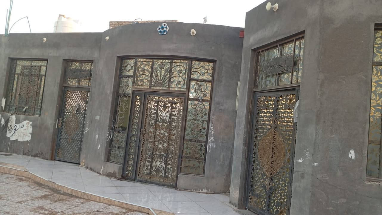 السلام عليكم بيت زراعي للبيع بمساحة920 متر بناء البيت ٢٠٠ متر يتكون من صالة وغرفتين وبراني ومجمع صحيات العنوان بين السماوة والوركاء ٥٠ متر عن الشارع الرئيسي الاستفسار ***********
