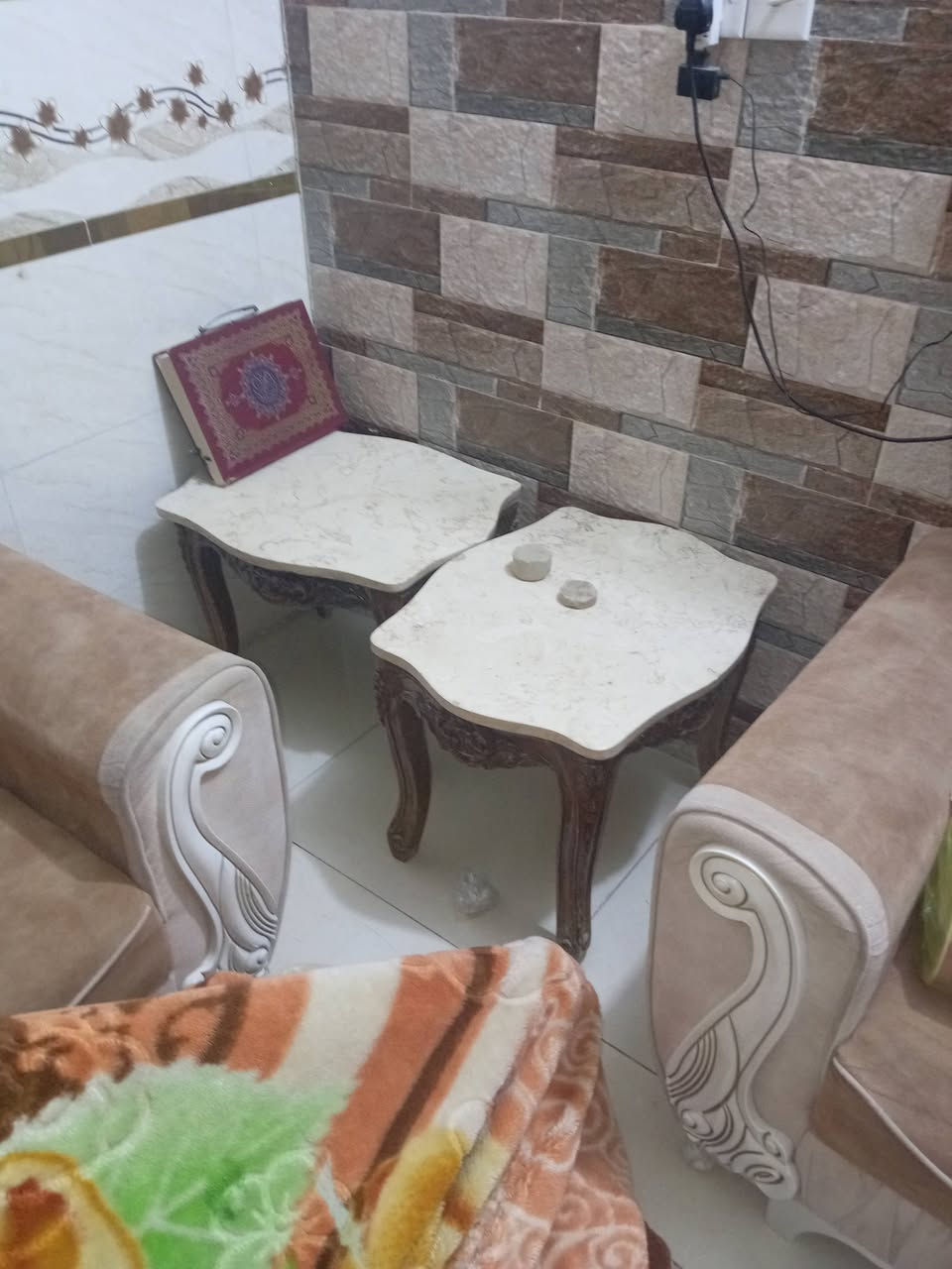 سلام عليكم عليكم اخوان غراض لبيع مالت بيت كل ضرضر مابيهن والله مكيف جديد وكونتر كلش نضف تفصال وضخم وميز طعام وربع كراسي وسيت طبلات ***********
