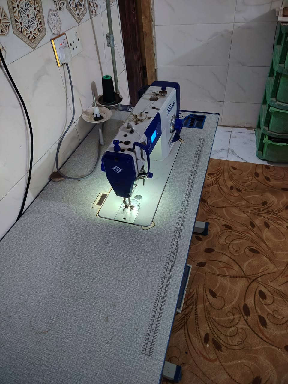 مكينة خياطة حديثة استعمال قليل نضيفة وعلى الفحص للاتصال واتساب ***********
