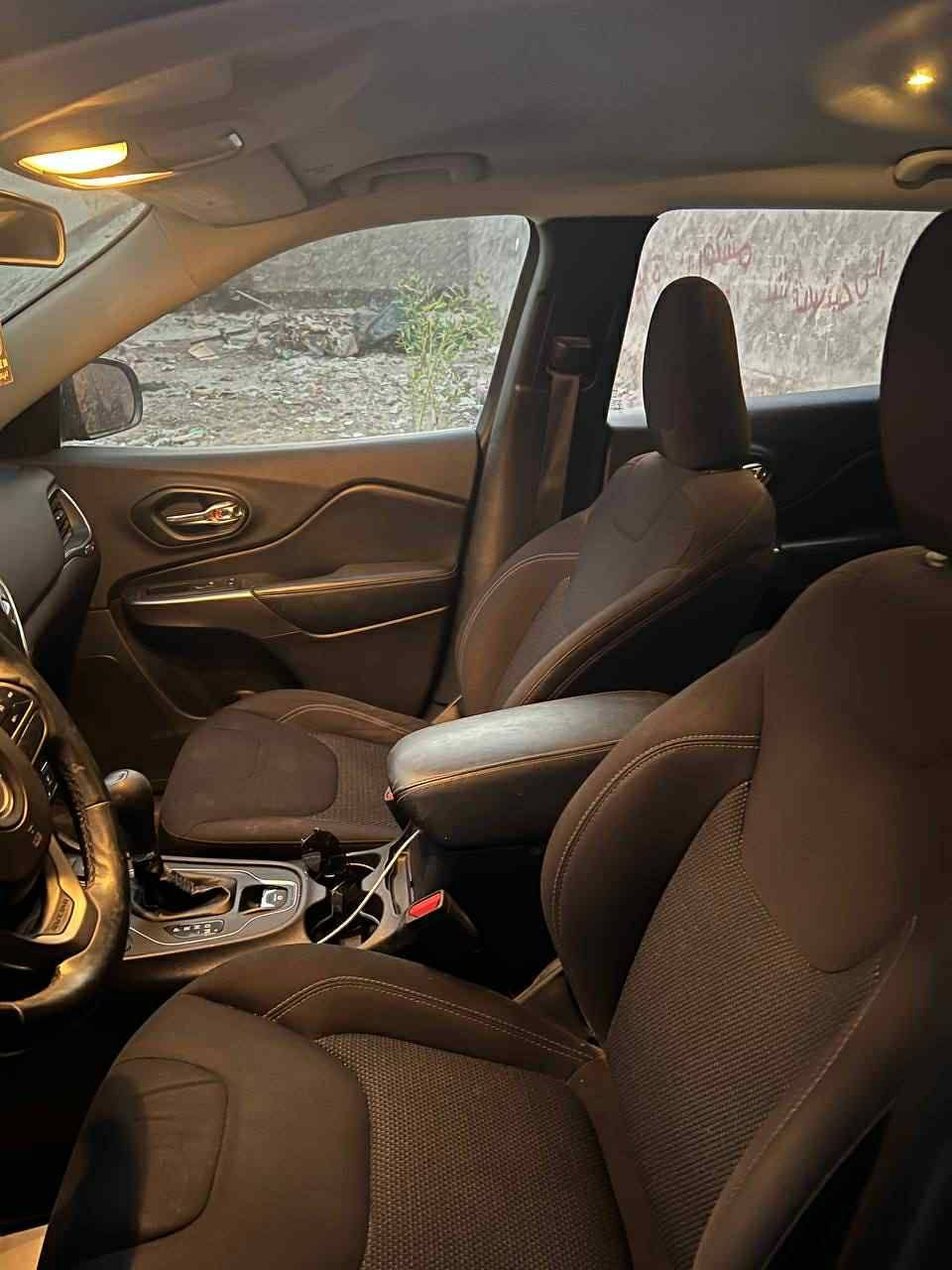 موديل ١٩ مكفولة عدا البنيد مصبوغ السيارة جاهزة من كل شي ماشية ٦٠ الف بيع مستعجل لحالة انسانية مستعجلة  السعر ١٣٠ بيها مجال للاستفسار اتصل على الرقم
***********
ملاحظة بيع فقط ماكو مراوس
