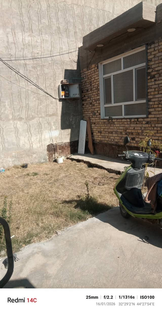 السلام عليكم
بيت للبيع المساحه ٢٠٠م مساحة البناء ١٤٠م طابو زراعي سند ٢٥ 
ورديه خارج الاستداره الثانيه فرع مولد جودت خلف البزل 
غرفتين نوم وحده ٥*٤ و وحده ٣.٥*٤.٥ مطبخ ٥.٥*٤ صاله ٥*٥ واستقبال ٥*٤ منورين بيتونه ٥*٥ 
سقف البيتونه سندويج السطح فقط جير السقف البيت كامل بدون لبخ فقط سمنت عدا الاستقبال سقف ثانوي جدران المطبخ والصحيات سيراميك أرضية البيت بورسلين جدران غرف النوم فقط جص بدون بياض جدران الصاله سمنت
***********
