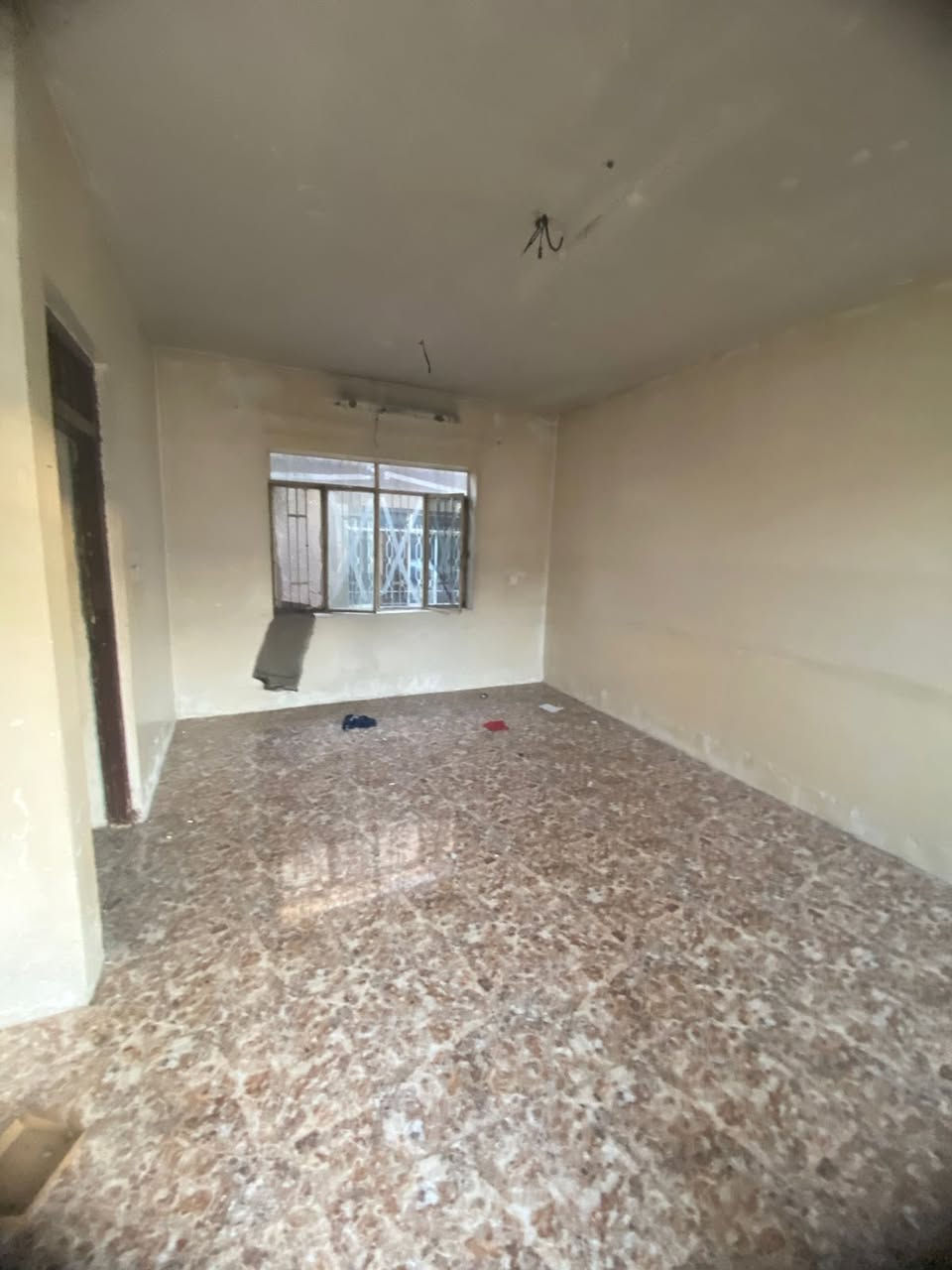 سلام عليكم 
بيت 🏠 للبيع في حي البكر موقع مميز قرب مدرسه الارقام 
بناء قديم مرتب صالح للسكن سند طابو الزهور شرط التحويل 
مساحه البيت 🏠 208 متر واجها 13 متر 
يحتوي البيت 🏠 ع استقبال وهول وغرفتين نوم 🛌 ومطبخ وصحيات ومناور وكراج سياره 
ط2 هول وغرفتين نوم 🛌 وصحيات
للاستفسار عن سعر البيت 🏡 للاتصال ع الارقام 
***********
***********
