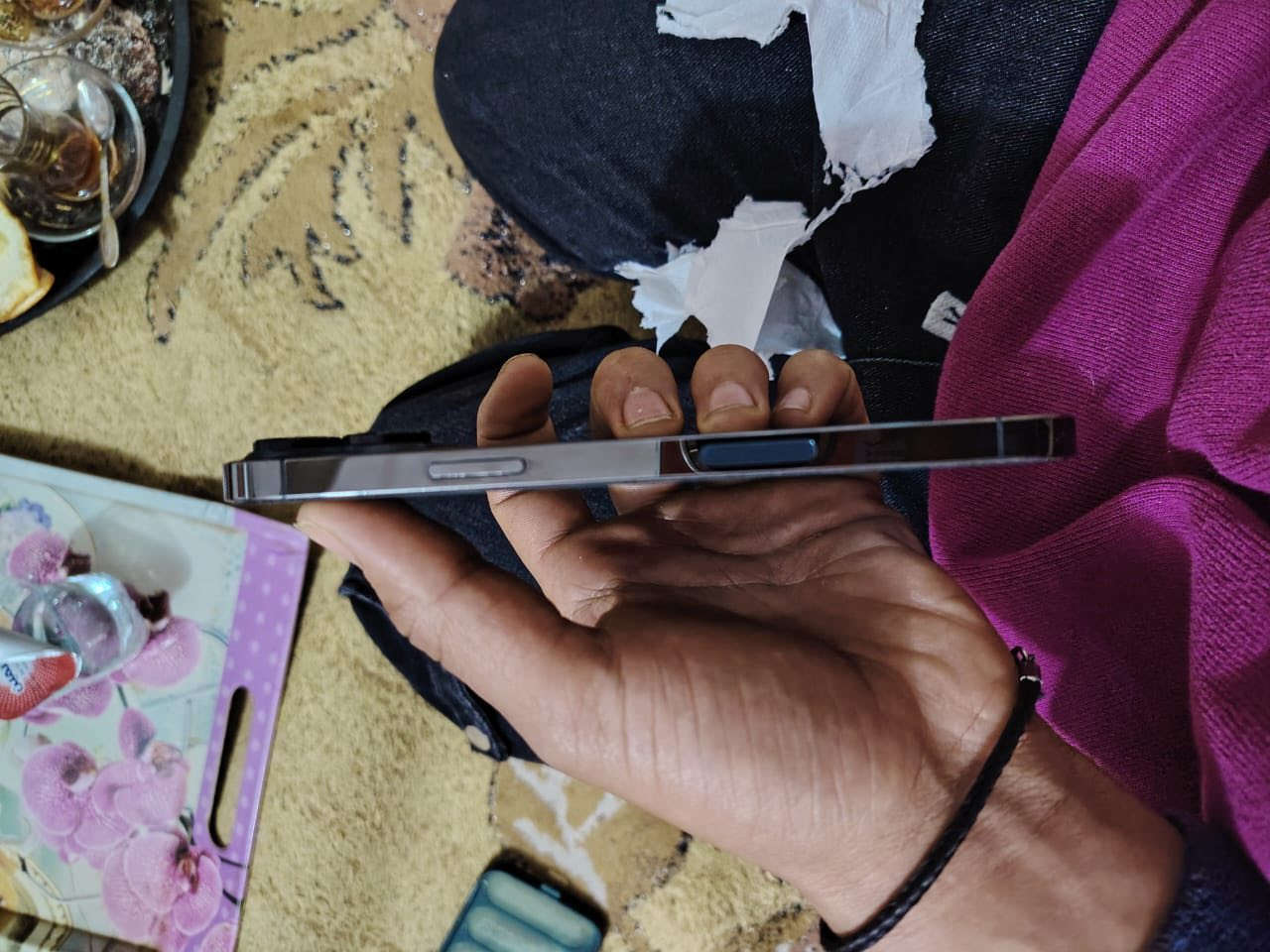 السلام عليكم ايفون 13برو ماكس نضيف كلش البطاريه 84الجهاز مامفتوح مكفول                     للاستفسار***********
