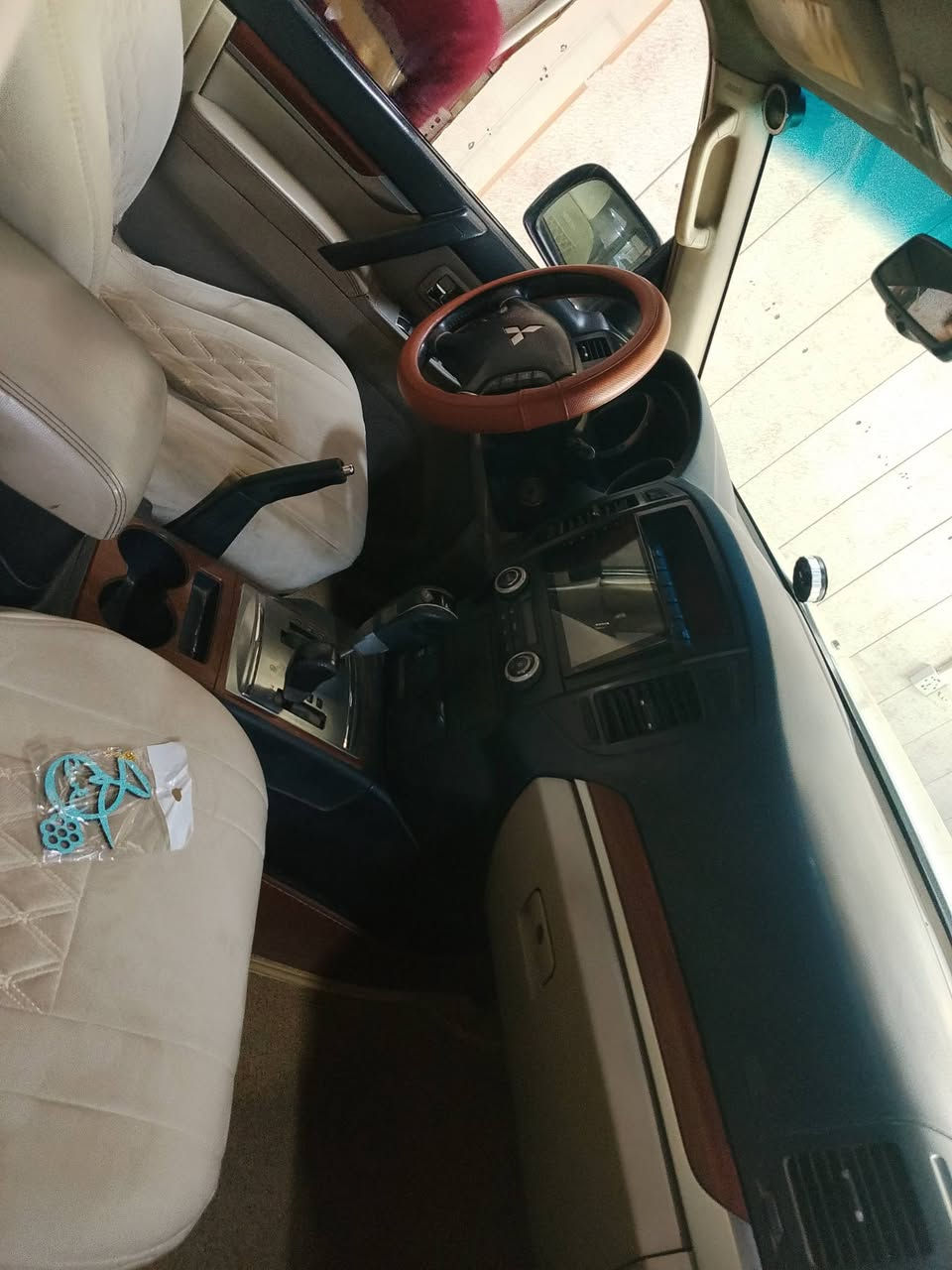 ..السلام عليكم 
باجيرو حبتور موديل 8 خليجي سياره فول مواصفات 
بي ربع جملغ مامي صبغ قليل فقط باقي كفاله عامه سونار موجود بل منشور.. كير محرك تبريد مكينه كفاله عامه 
تخم تاير شواصي مكفولات بلادي تبريد ثلج سياره جاهزه من كل نواحي بل عافيه ياخذها سعار 125$بي مجال حك جيتك العمله العنوان بغداد بلديات نتصل وتدلل 
***********
