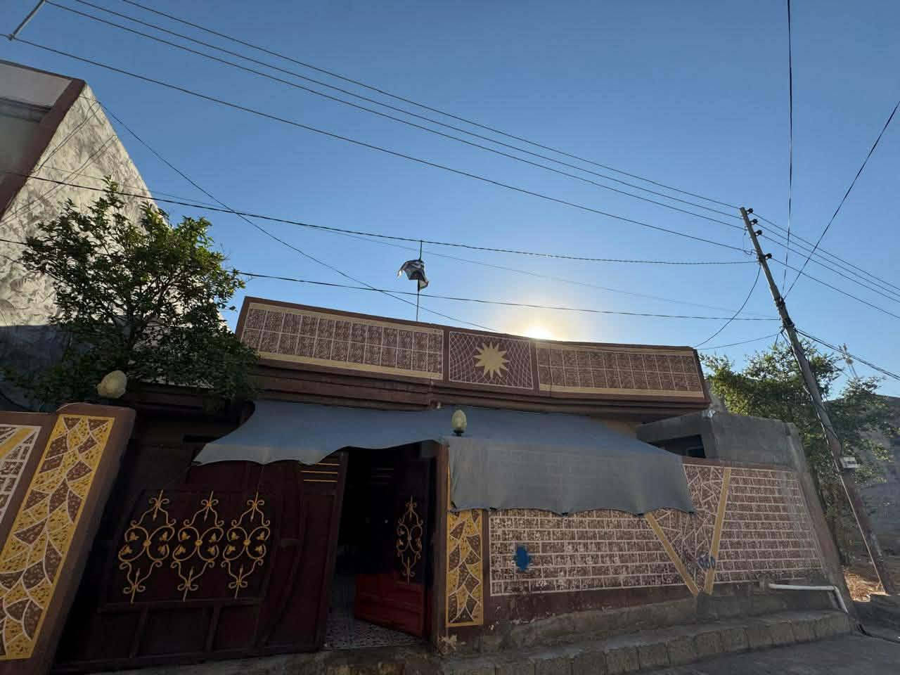 السلام عليكم دار للبيع اركوازي كيعان وريا قطعة كاملة 240 متر البيت نضيف وبي بير سعرة 45 وبي مجال 
وهذا رقمي ***********
