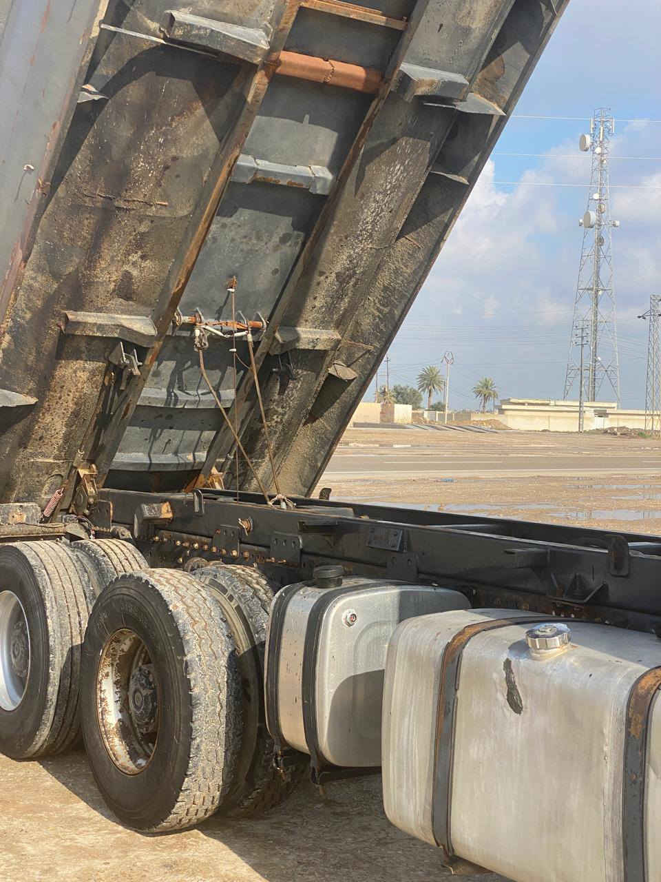 السلام عليكم اقرا المنشور قبل الاتصال
مرسيدس اكتروس  سكس للبيع 
موديل 2000 مسجله في السنويه قاطره ونصف مقطوره بدن ثابت ذو جوانب متحركه تاريخ انتهاء السنويه 2029 
شرط التحويل
اللون ابيض غير محدد ما بيها قطره صبغ 
السياره باسمي رقم انجليزي صلاح الدين 
السياره اصلها تك و مطوله اني مطولها بيدي
مجموعه اكتروز 2004 مال دمعه نص جي اف اربع افحله
محرك حجم 40 كير حجم 211 على وضع الشركه الكير والمحرك السياره من  جوع الشغل خير من الله تخم تاير 
فرندكسن خمس وركات
بدي كوري حوضي عمل جديد 
طول 6 م و20 سم 
حجم البدي 17 مكعب 
السعر 315  $ ورقه 
الاتصال على هذا الرقم 
*********** سامراء خط السريع معرض الحاج لطيف الخنجر
