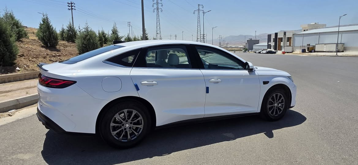 بِسْمِ ٱللّٰهِ سڵاو و ڕێز BYD QIN-L 2025 
ماشااللە لە ماڵی هەموولایەک سەیارەیەکە زۆر پاکە حسابکە سفرە مواسەفات فولە بەس پانۆراماو کوشن کارەبا نیە.

گاعی بۆ کڕاوە دەرجەیەک گاعی کامل جوانکاری بۆ کراوە تازە ڕۆنی گۆڕاوە. بەم مواسەفاتانە دێت. سەیارەکە ڕەقەمەو حازرە تەنها لێ خوڕینی ماوە باتری ٨٠ کیلۆمەتر شەحنی ئەسڵی شەریکەی لەگەڵە. بە یەک تانکی بەنزین و شەحنی فول 2100 کیلۆمەتر دەبڕێت لەسەر ئیکۆ. موبالەخەی نەبێ ماشااللە زۆر کپ و نەرم و خۆشە. 5,000km ڕۆیشتووە.

ڕاگرتنی خۆکار (AUTOHOLD)

​پارککردنی خۆکار (AUTOPARK)

​پارککردنی ڤالێت (VALET PARK)

​ئاگادارکردنەوەی پێکدادانی دواوە (REAR COLLISION ALERT)

​ئاگادارکردنەوەی پێکدادانی پێشەوە (FRONT COLLISION ALERT)

​ڕاداری ٣٦٠ پلە (Radar 360)

​کامێرای ٥٤٠ پلە (Camera 540)

​٤ جامی کارەبایی خۆکار (4 Auto Power Windows)

​چاودێری خاڵی کوێر (Blind Spot Monitor)

​تۆمارکردنی DVR (DVR Recording)

​لایتەکانی پێشەوەی LED (LED Headlights)

​ڕووناکی پشت لۆگۆی LED (LED Logo Backlight)

​سیستەمی فەرمانی ژیری دەستکرد (AI Command System)

​شوێنی سیمکارت (SIM Card Holder)

​سیستەمی NFC (NFC System)

​مەودای پاتری ٨٠ کیلۆمەتر (80 KM BATTERY RANGE)

​دۆخی تۆمارکردنی ئێشکگری / چاودێری (Sentry Recording Mode)

​٤ دۆخی لێخوڕین (4 Driving Modes)

​ئیکۆ، سپۆرت، بەفر، ئاسایی (Eco, Sport, Snow, Normal)

​ئیستۆپی فریاگوزاری خۆکار (Auto Emergency Brake)

​لێخوڕینی خۆکار (Auto Driving)

​ئۆتۆ پایڵت (Auto Pilot)

​جێگیرکەری خێرایی (Speed Cruise Control)

بۆ زانیاری زیاتر کێ حەزی لێی بوو با پەیوەندیمان پێوە بکەن لە خزمەتیاین

(***********)

نرخیشی 17,000$

