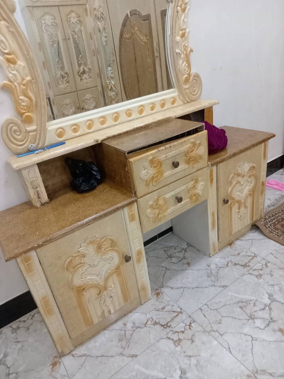 السلام عليكم.. للبيع غرفة استخدام قليل  الجديدة ام 6.. ب 750وبيها مجال وبوفية وميز تلفزون  ب75الف ***********
