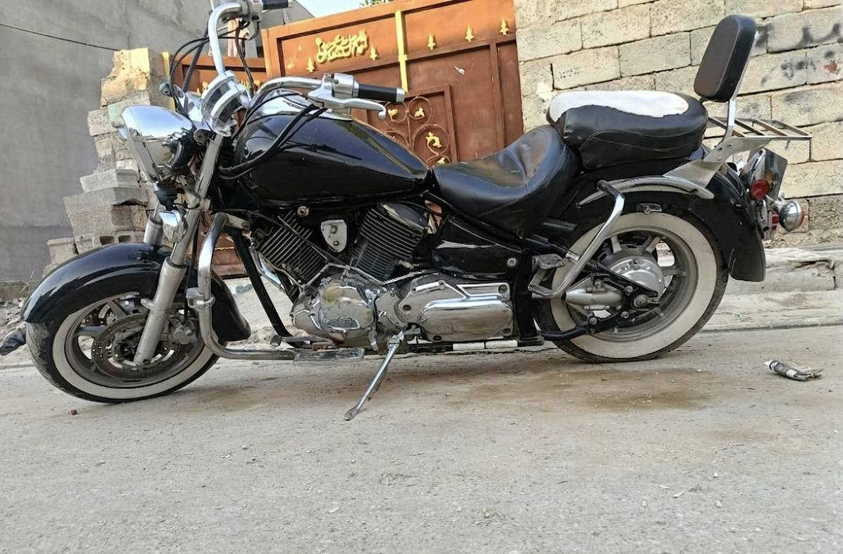 سلام عليكم دراجة نوع يماها فيستار حجم المحرك 1100cc رقم ديالى دراجة نضيفة بمعنى الكلمه عليها ادامة كاملة تايرات  خط ابيض جديدات امامي خلفي عليها تزويد دوسات عراض درع امامي مع استرايح رجل درع خلفي ودوسات خلفية ايضا عراض الدراجة جاهزة للسفر بيها نقوصات بسيطة و ينزلن من سعرها والدراجة كلها شغالة من لايتات و اشاير ودشبول وكيلو متر كلها جاهزة سعرها 26 مكاني ديالى جديدة الشط وهذا رقمي وبي واتساب ***********.
