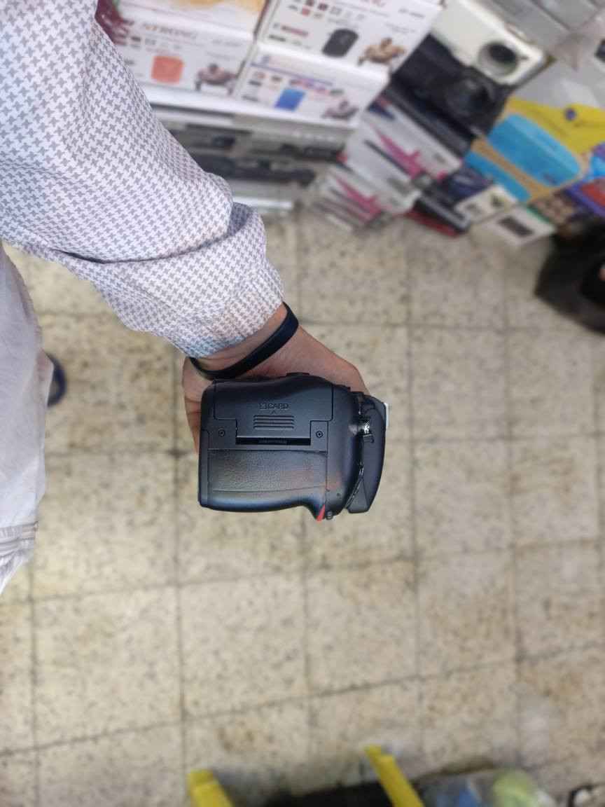 سلام عليكم ورحمه الله وبركاته اخواني كامرهD610 
فول فريم نضافه فول اخت جديده مع عدسه رياضي محترف الصورة والفيديو 50.500 سيكما فقط بيه عطل بسيط بل ماطور يشتغل يدوي ما موديه المصلح  عدسه نضيفه وقويه جدأ سعرها جدا مناسب هيه والعدسه مليون 150 الف وبيها مجال استفسار خاص مفتوح ورقمي وتساب *********** بخدمتك بغداد, العراق
