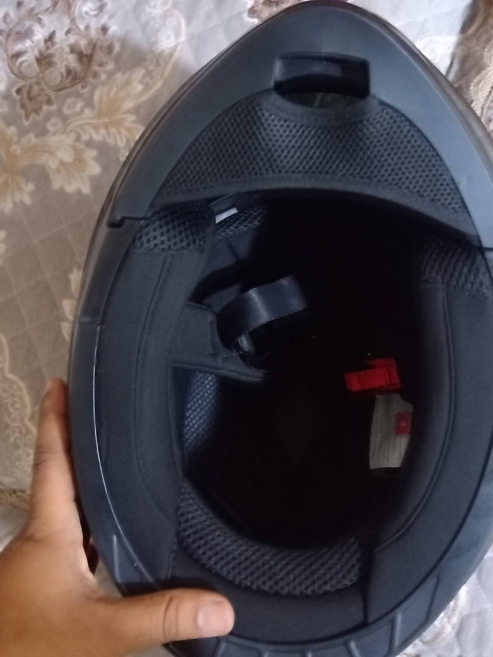 السلام عليكم خوذه دراجه للبيع بعدها جديده بالجيس مابيها اي شخط جديده بالجيس وقويه وحلوه سعر  ٤٥ وبيها مجال هاذا رقمي ***********خابرني ودلل
