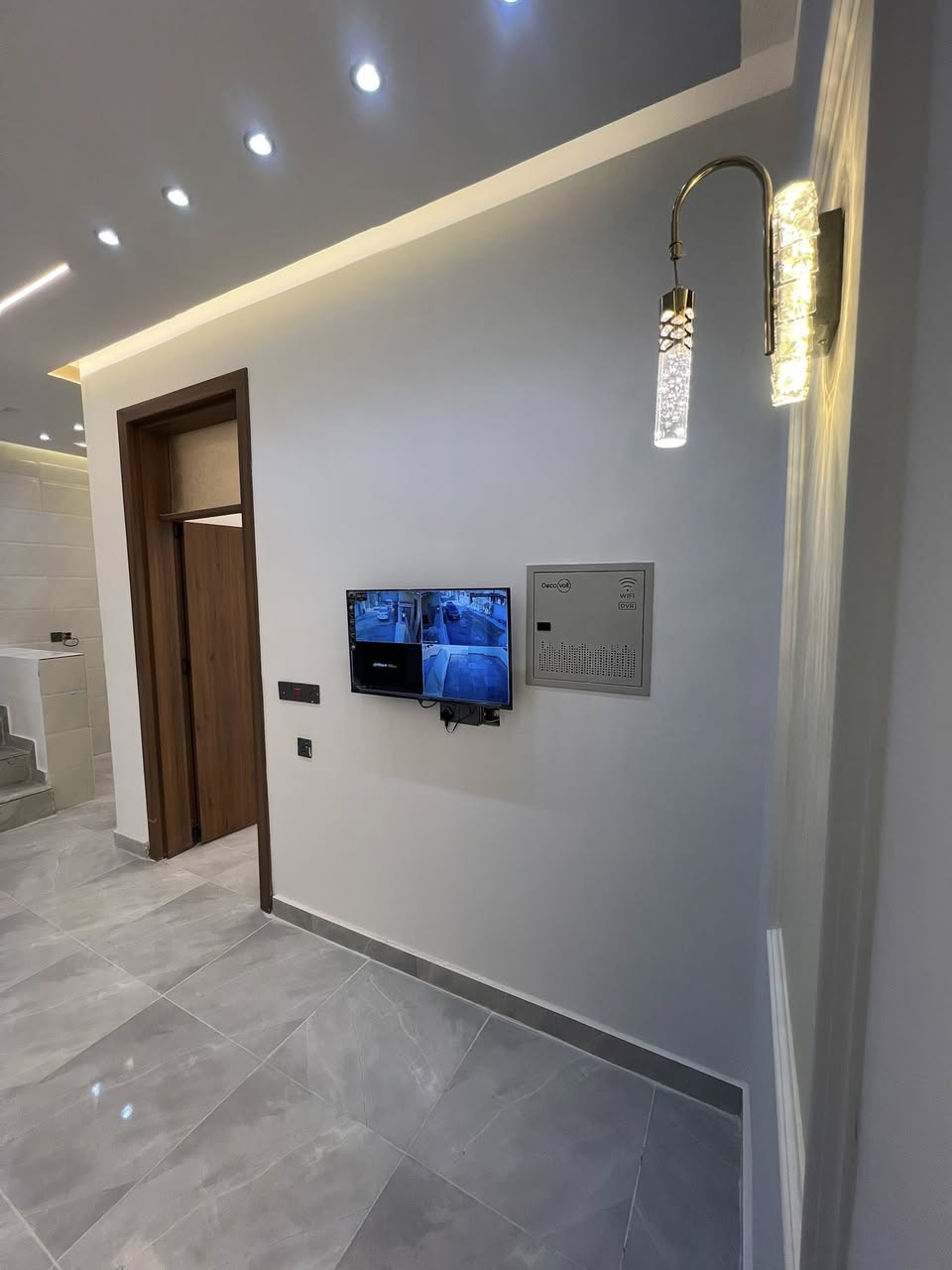 السلام وعليكم دار للبيع المساحة 100متر طابق ونص مفول يحتوي على صالة ومطبخ وحولي كبير وغرفتين نوم وحمام عدد 3 البيت نظام ديكورات جبسن بورد ونظام كامرات شغل درجئ اولى باسمي مباشر تنازل شركة الموقع الدورة البوعيثة مجمع السلطان تلثالث رابع فرع عن الشارع العام  تفاصيل اكثر  للاستفسار (***********)واتساب ***********
