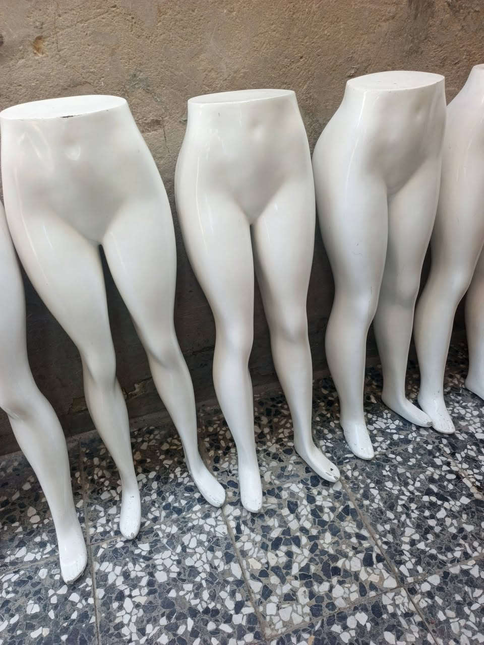 مليكانات مختلف الاحجام
مع سجج وحمالات ملابس واحذية
***********
