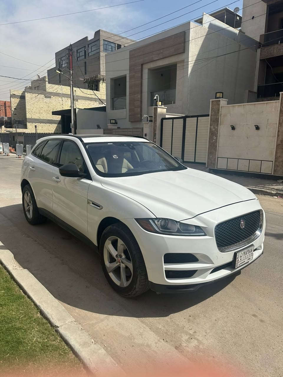 جكور f-pace
مديل ٢٠١٧ 
السيارة فل مواصفات
فتحة سقف بانوراما
تحكم ستيرن
كروز كنترول 
اوتو درايف
تبريد قطعتين
كشنات تدفئة 
خزن ميموري للكشنات
السيارة تعتبر شبه كلين تايتل ماعدا الضربة بالباب الخلفي بشكل سطحي ومرجعة بارد
التواصل حصرا واتساب 
***********
