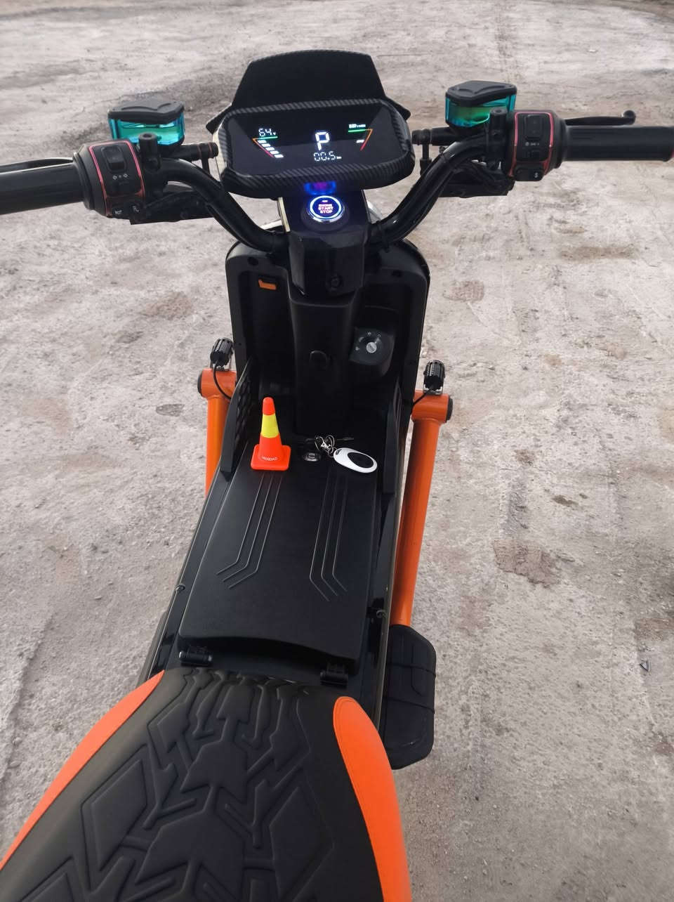 السلام عليكم     f900ملف 2000 الدراجه الكفر الامامي مكسور والمدكر مكسور شي قليل الدراجه نضيفه 5 بطاريات ونلي بصمه وسويج  والسعر 475 وبيها مجال الاستفسار *********** العنوان ابي الخصيب مقابل صناعيه حمدان
