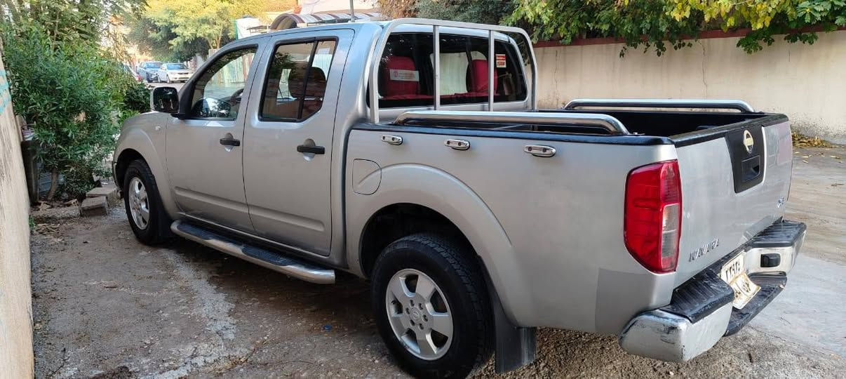 نیسان نافارا 2008 
گێرو مە کینە بە شە رتی فیتە ر 
بێ تە قە و ڕە قە 
دوو په ڵە ی بویاخە بی لێدران لە وینە کە دا دیاریم کردوە  لە گە ل چامە غی   پیشە وە سکن گوڕاوە بە رە ش 
بە ناوی خومە وە یە و سەنە وی تازە یە تا مانگی 5 2027 
سعری 87 وە رە قە و مجالیکی کە م 
*********** السليمانية, العراق
