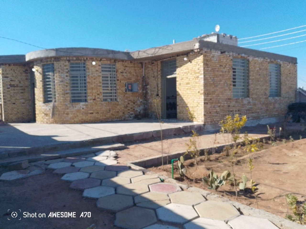 السلام عليكم بيت للبيع مساحه 400

يحتوي علا غرفتين نوم

صاله 10في5متر

مطبخ ومجموعه صحيات

كراج يوسع سياره

وحديقه 150متر

بناء طابوك وصب كونكريت

سيراميك جداري وارضيه بورسلين

البيت ركن علا ثلاث شوارع.

تبليط ماي كهرباء

اقرار محكمه وتنازل بسم المشتري
والاستفسار. ***********

السعر 60وقابل للتفاوض النجف, العراق
