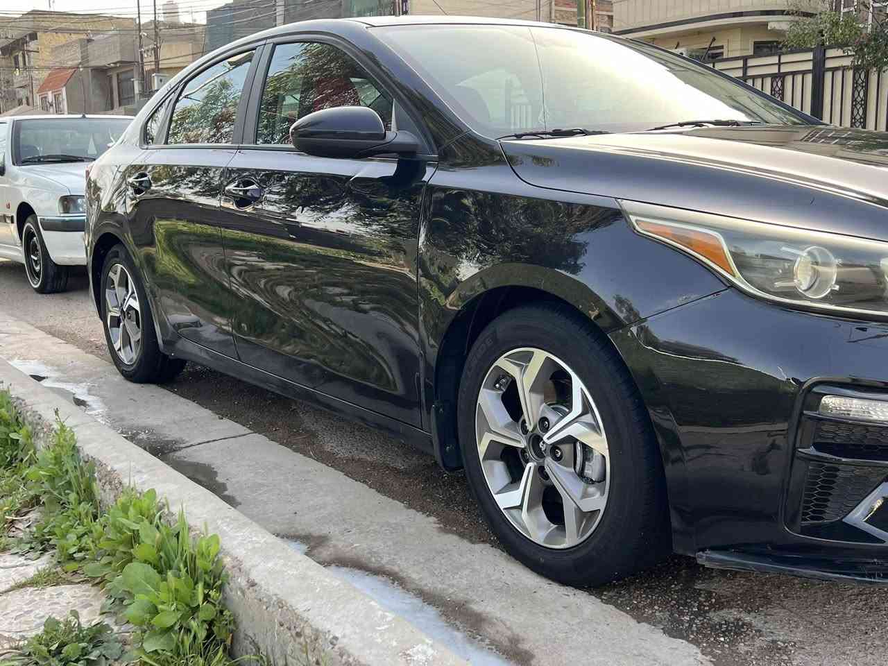 ‏سلام عليكم فورتي موديل 2021 سيارة كفالة عامة بيه بارد بل جاملغ عكس السيق  فقط   جاهزه من جميع النواحي صدر تبريد كير مكينه 2000دوش بيه سونار السياره الموقع بغداد حي العامل 
*********** 
موصفات 
1بصمه 
2توقف ذاتي 
3مثبت سرعه 
4تحديد مسار 
5كامره دواره
6تشغيل عن بعد  
باقي الموصفات المعروفه 
بدون فتحت سقف  
سعر 150بيه مجال 
رقم اربيل تحويل او وكالة
