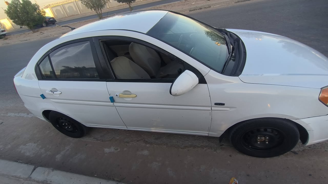 السلام عليكم
اكسنت مديل 2011 /.    1600
السياره بيهه 3قطع بدون داخل طخات بسيطه 
السعر 80 وبيهه مجال 
***********
