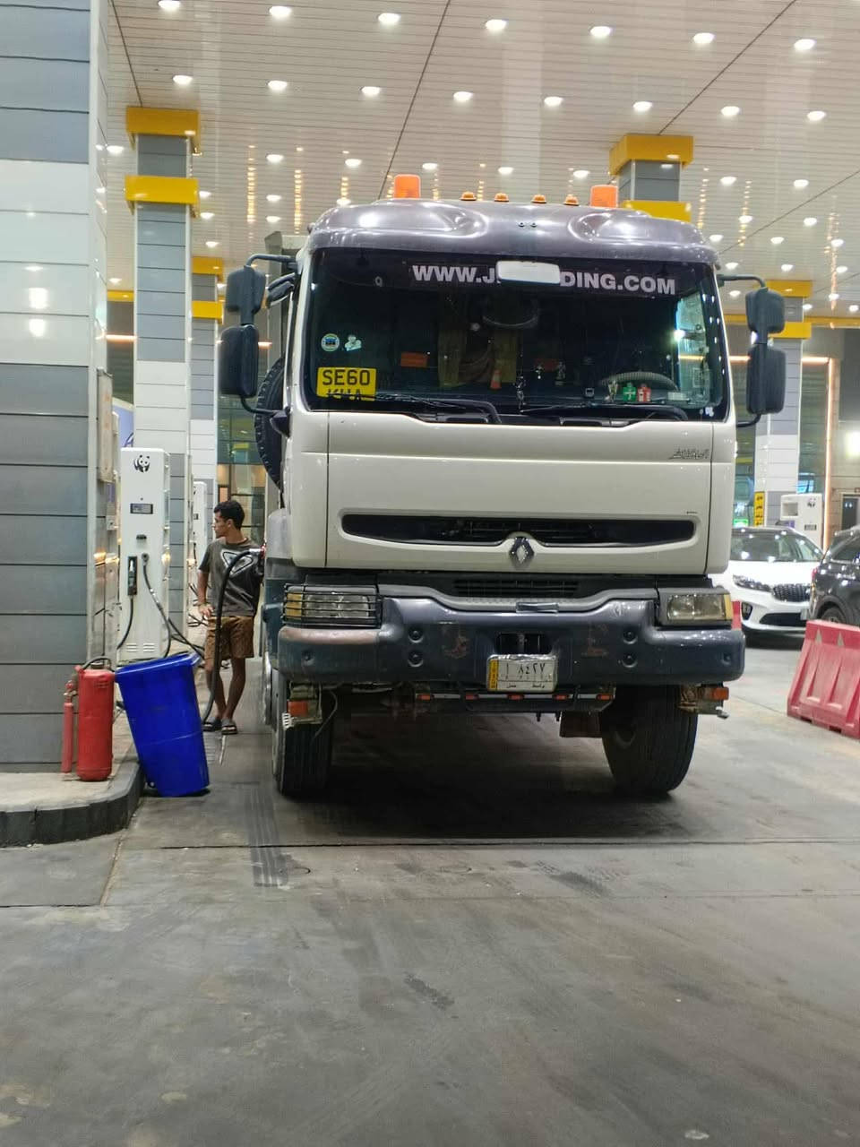 السلام عليكم للبيع سياره مكفوله من كل شي تخم تاير راس وعربانه مثبته مقطوره ٣لوحات رقم واسط بأسمي سياره فارغه ٢٦طن ذرعته ٤٦ للأستفسار ***********
